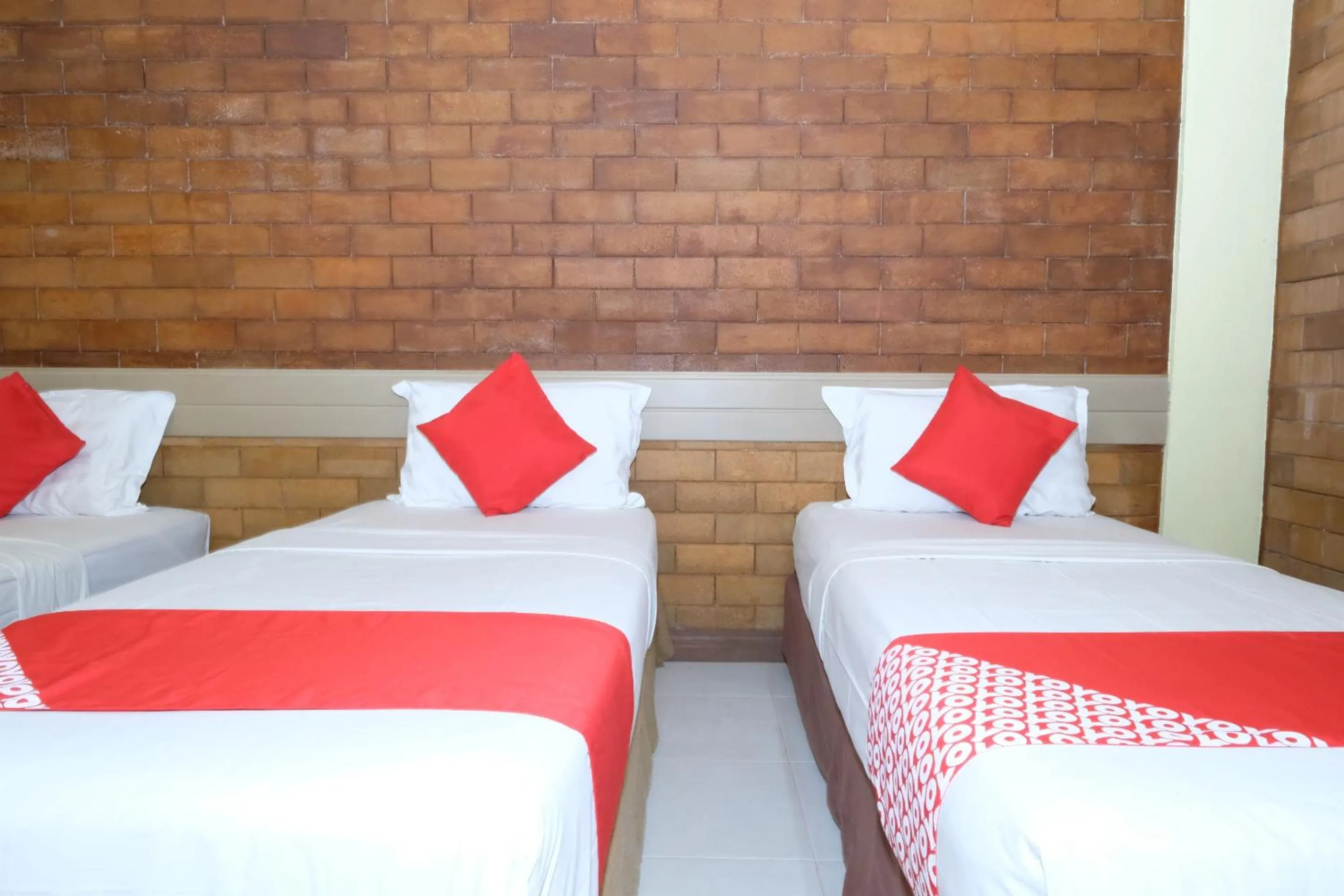 Photo of the whole room, Bed in OYO 1017 Al-inshirah Inn