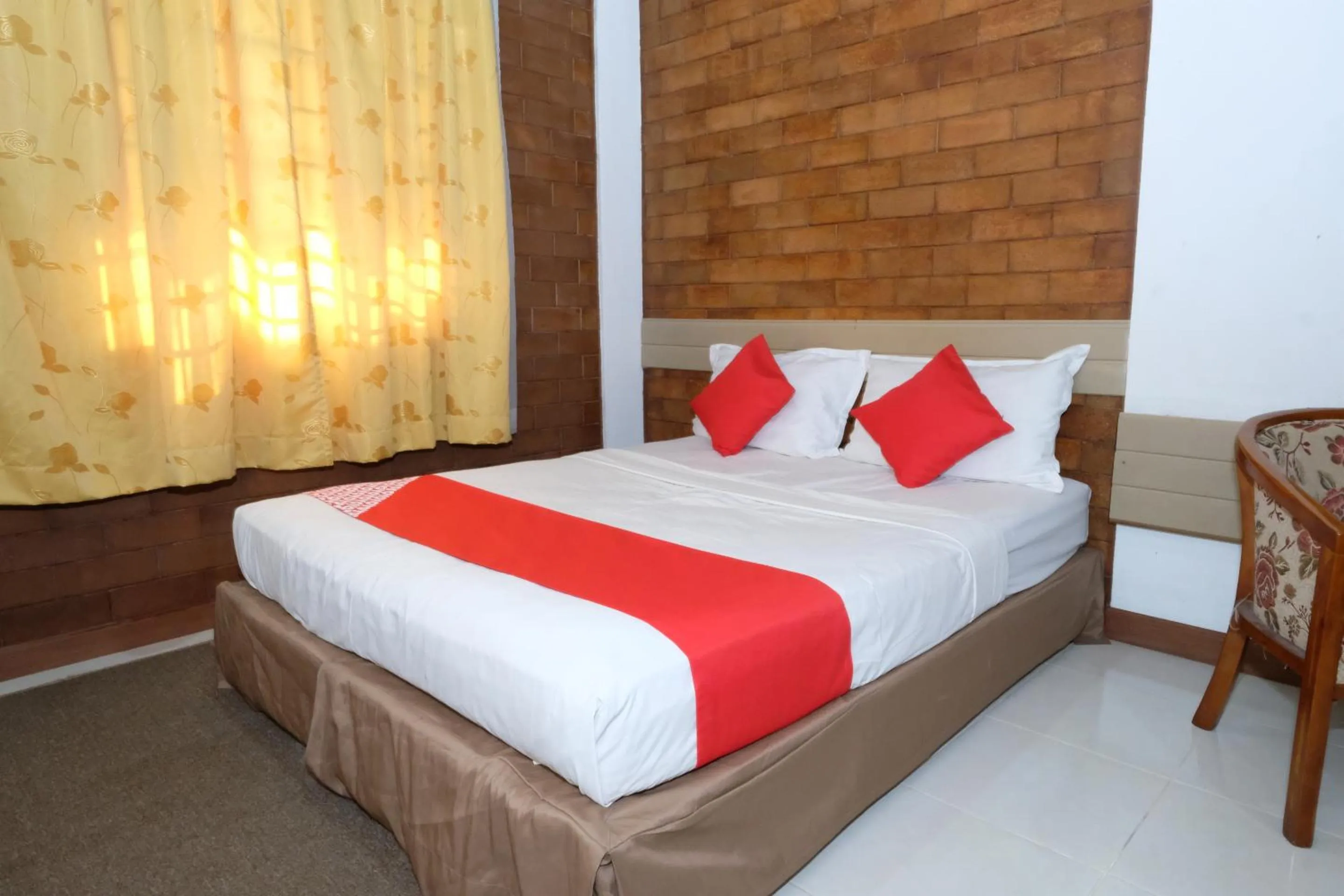 Photo of the whole room, Bed in OYO 1017 Al-inshirah Inn