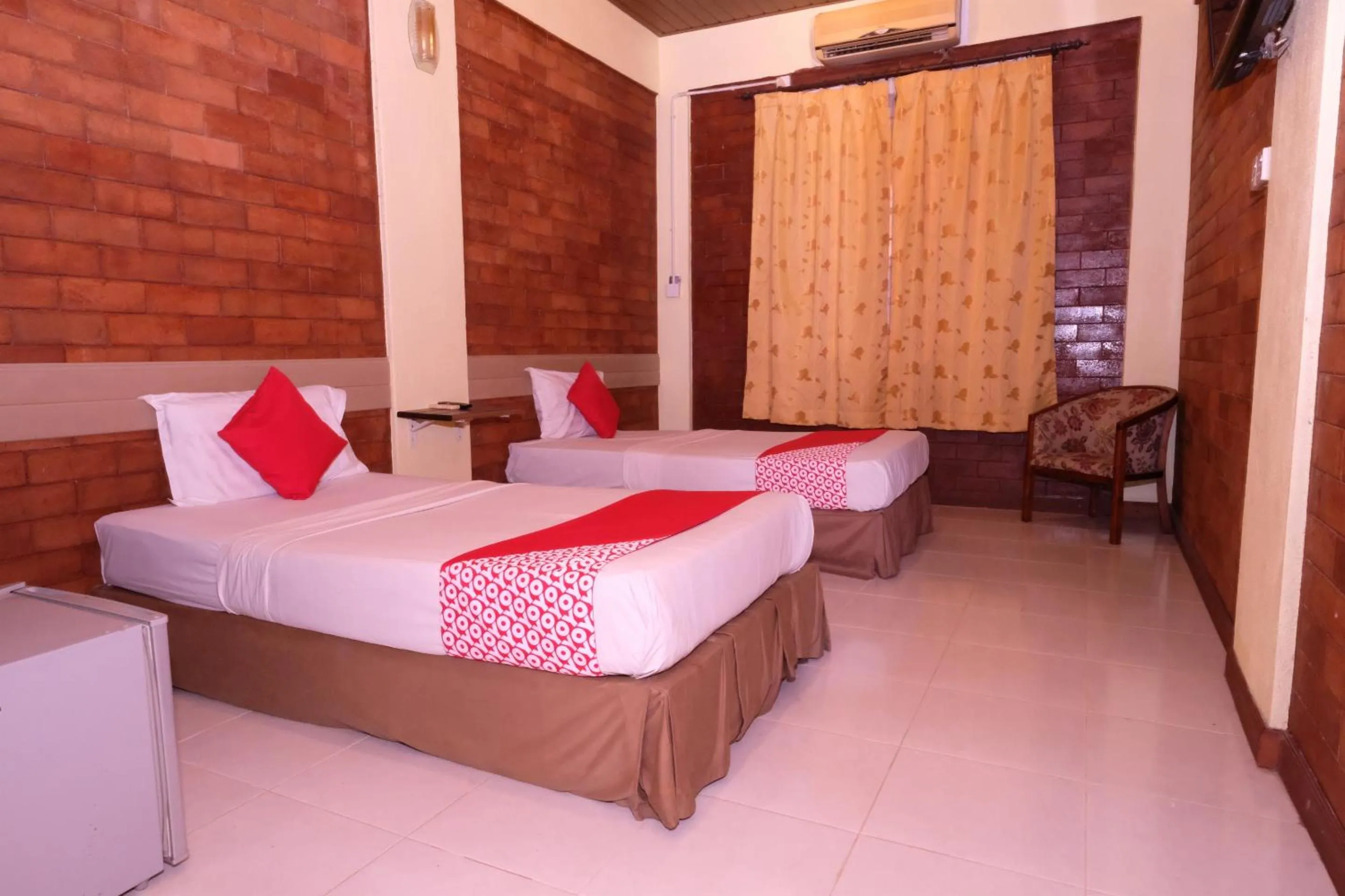 Photo of the whole room, Bed in OYO 1017 Al-inshirah Inn