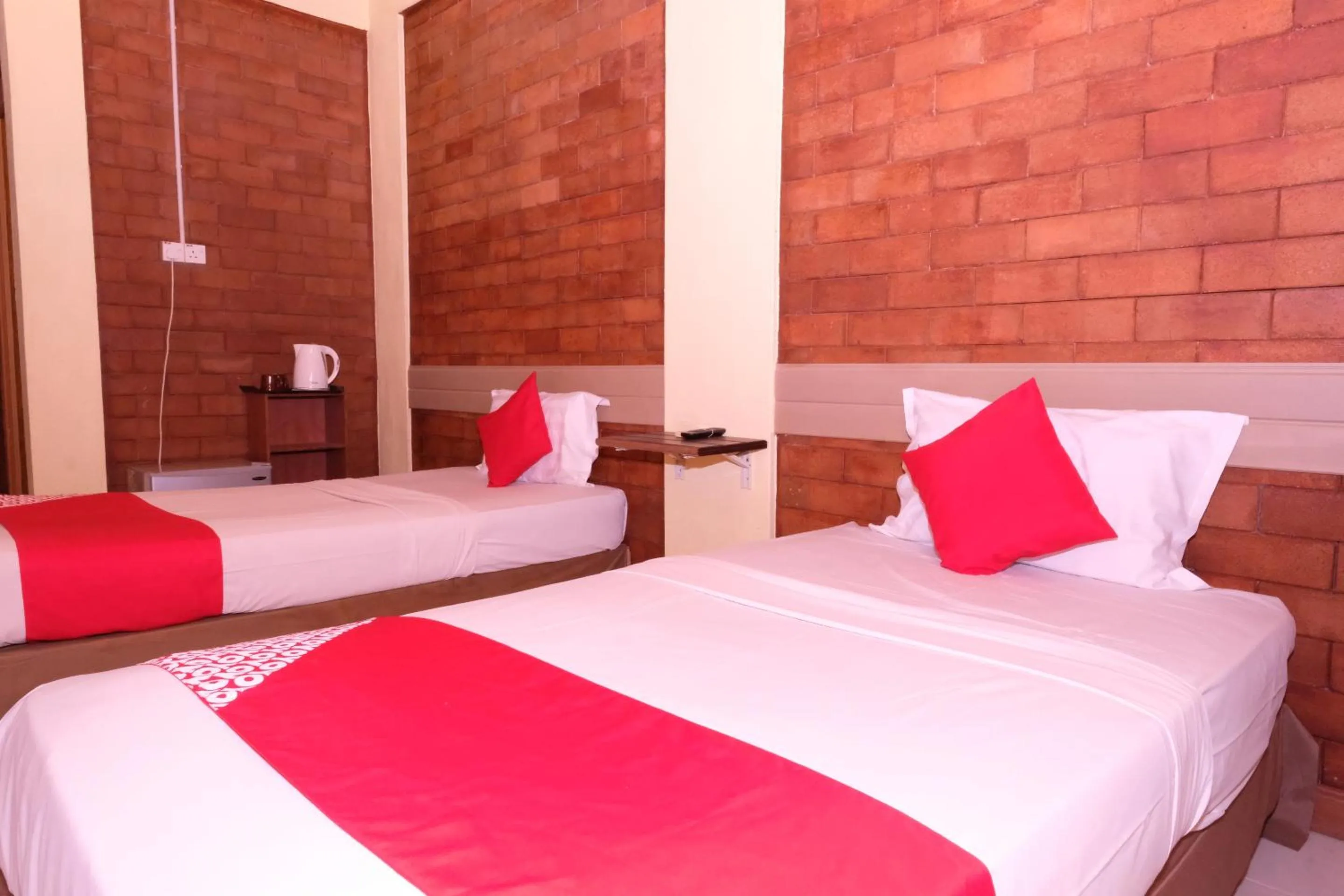 Photo of the whole room, Bed in OYO 1017 Al-inshirah Inn