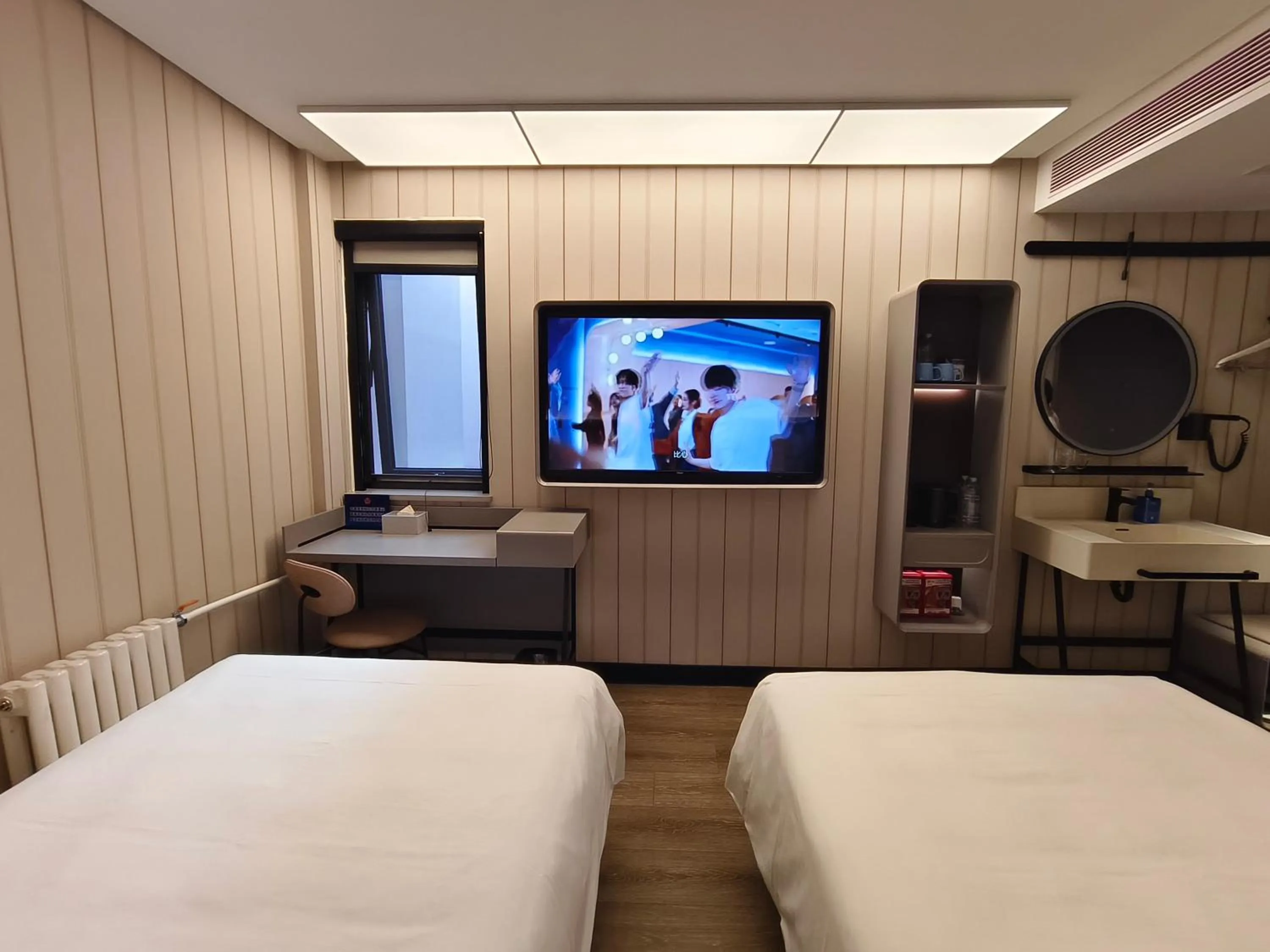 Bed in Hanting Hotel Beijing Fengtai Railway Station Subway Station