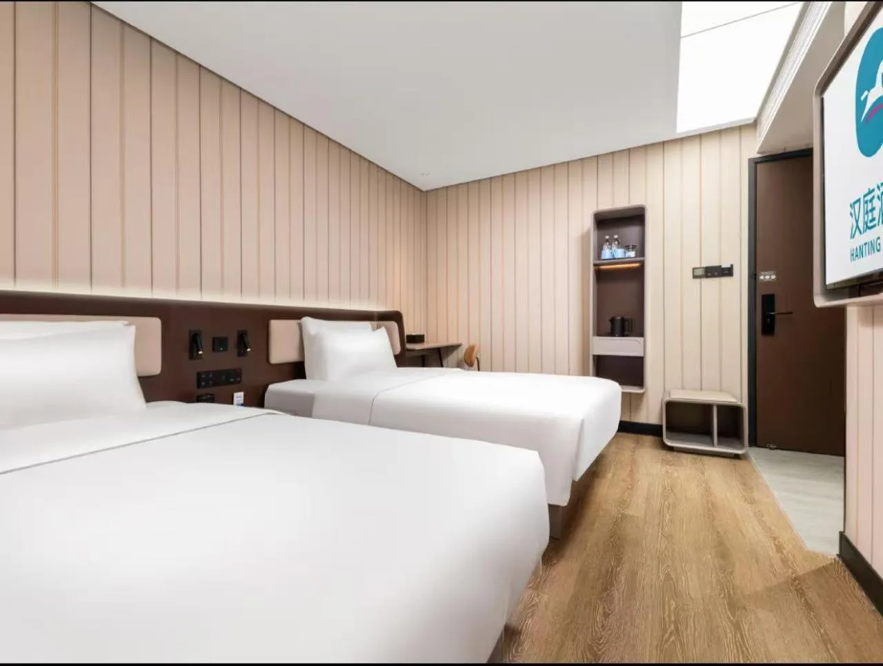 Bed in Hanting Hotel Beijing Fengtai Railway Station Subway Station