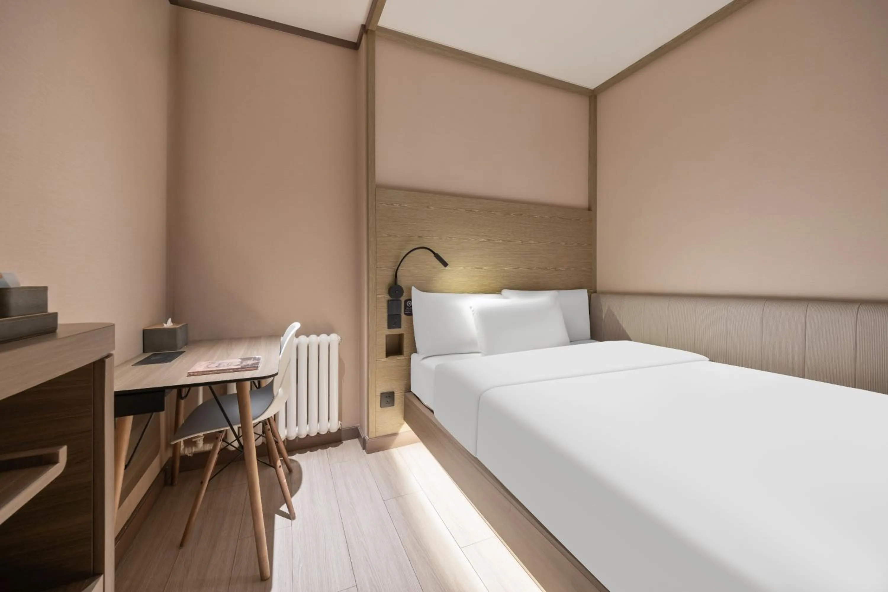 Photo of the whole room, Bed in Hanting Hotel Beijing South Railway Station South Square