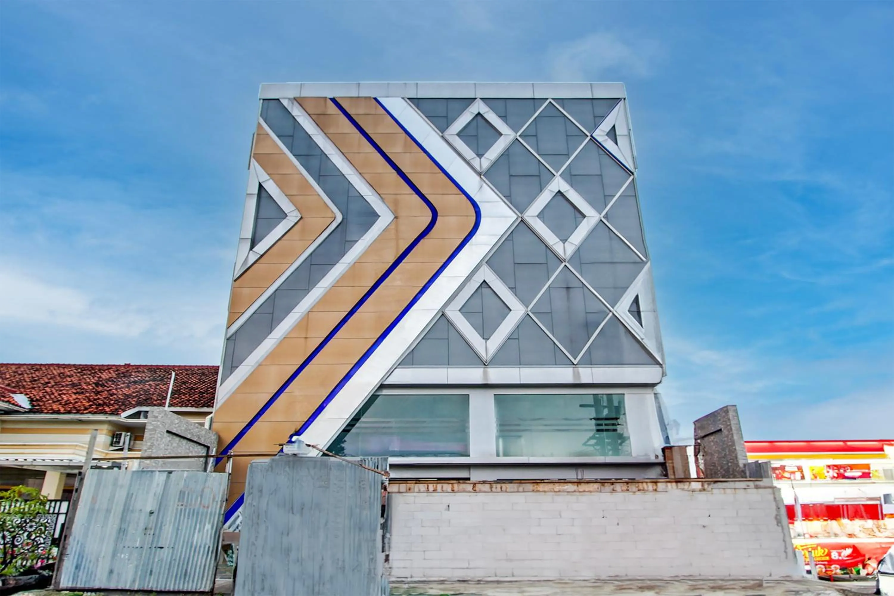 Property building in Townhouse OAK Near The Park Mall Semarang Formerly Semarang Boutique Hotel