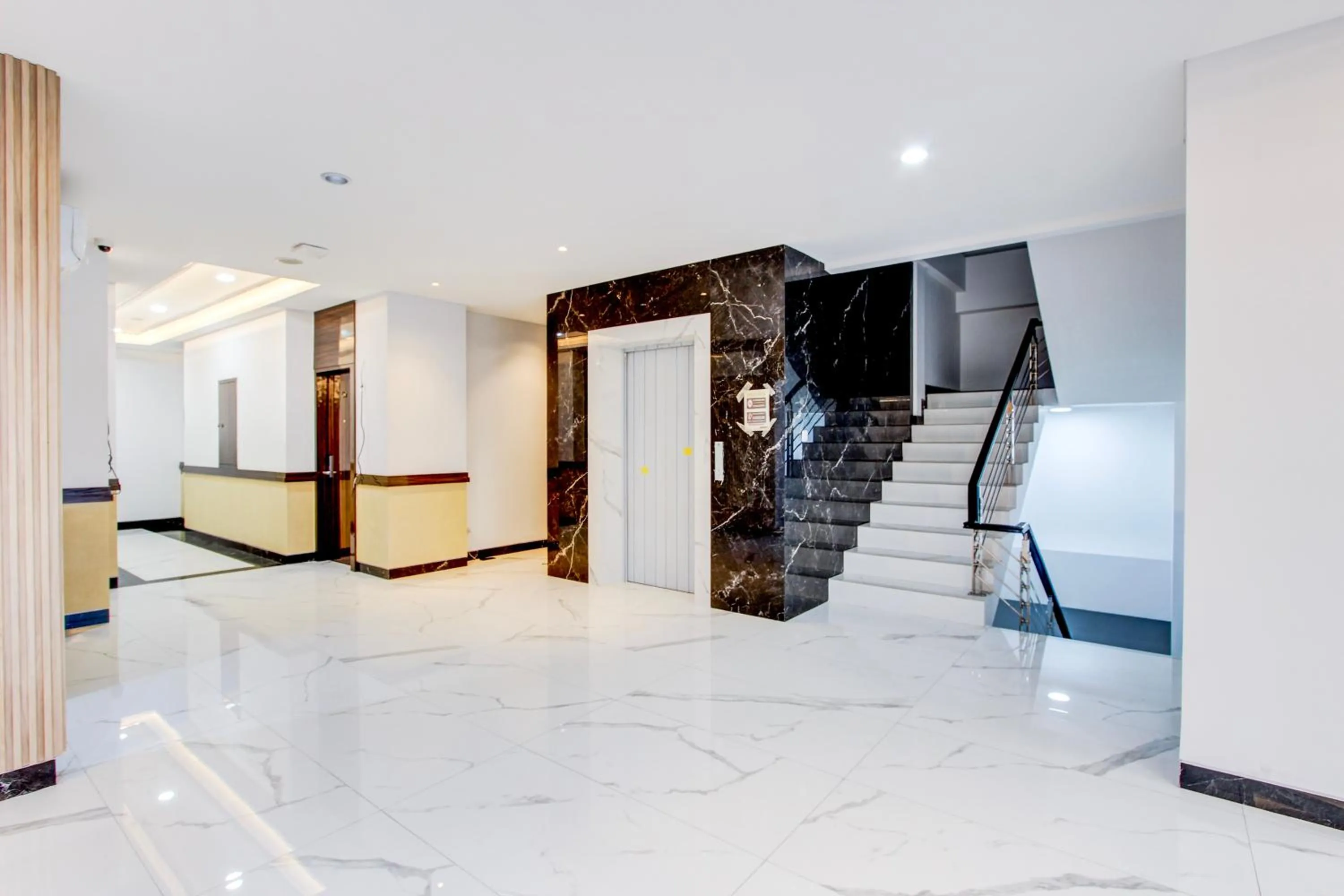 Lobby or reception in Townhouse OAK Near The Park Mall Semarang Formerly Semarang Boutique Hotel