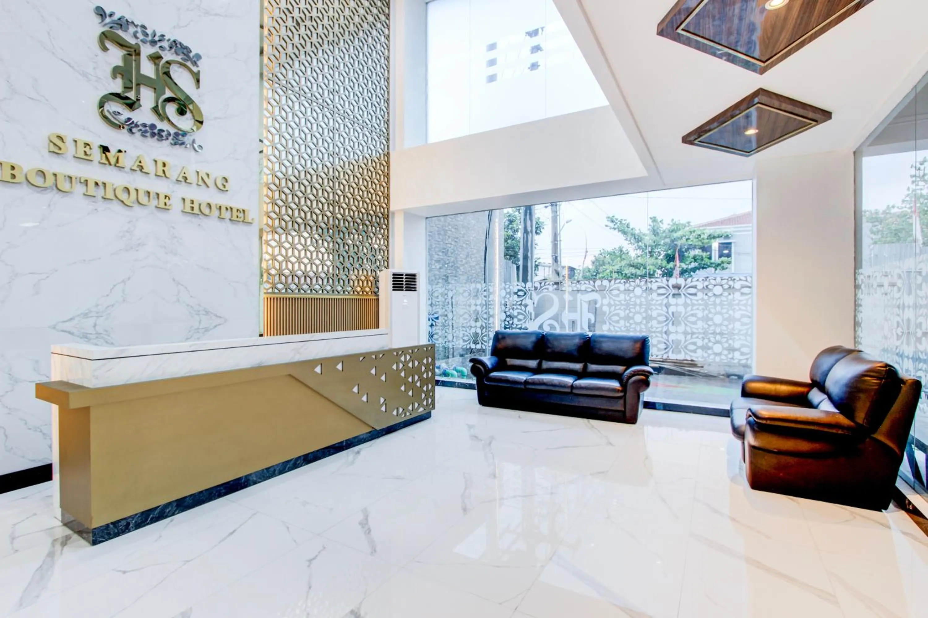 Lobby or reception in Townhouse OAK Near The Park Mall Semarang Formerly Semarang Boutique Hotel