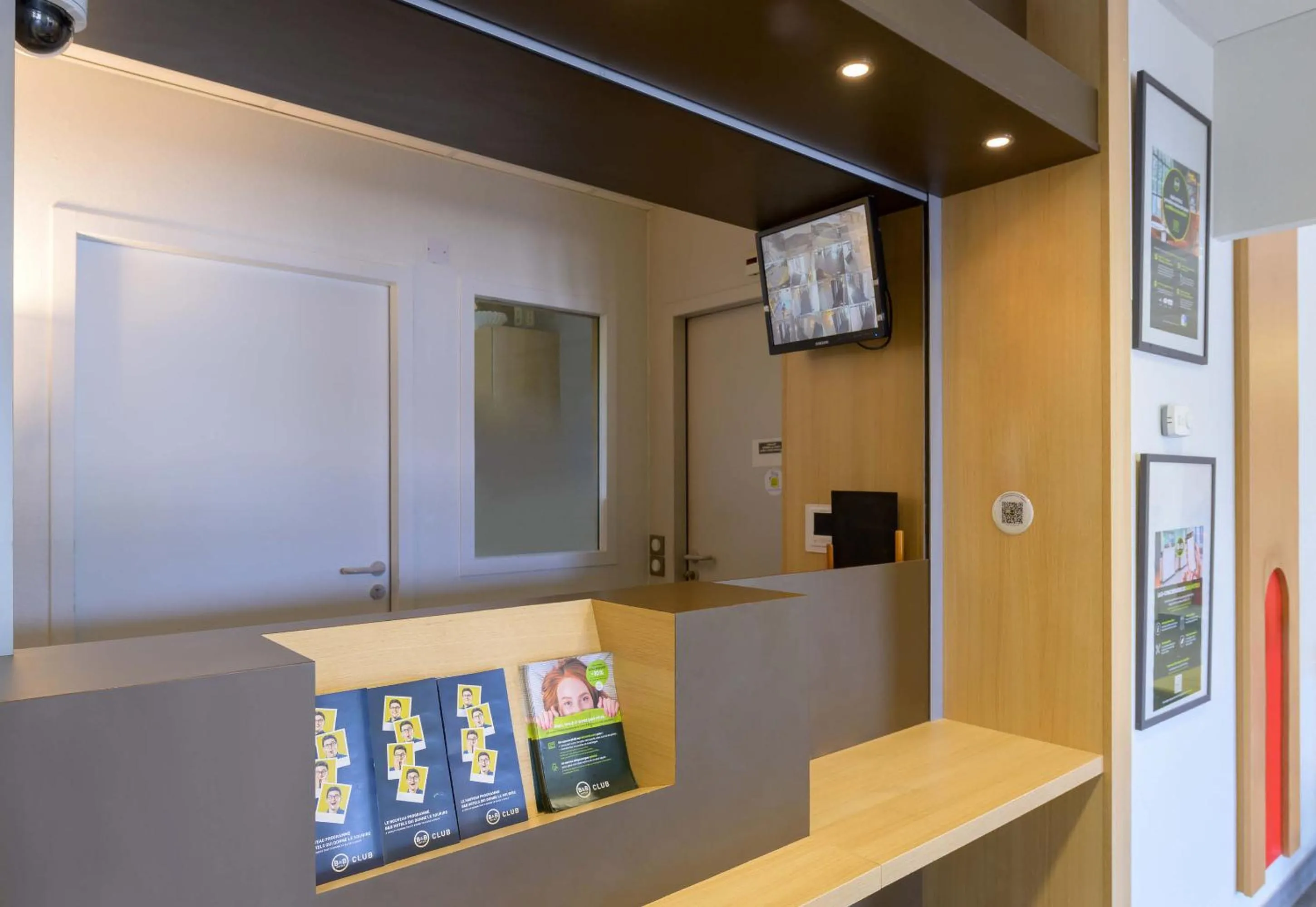 Lobby or reception in B&B HOTEL Lieusaint Carré Sénart