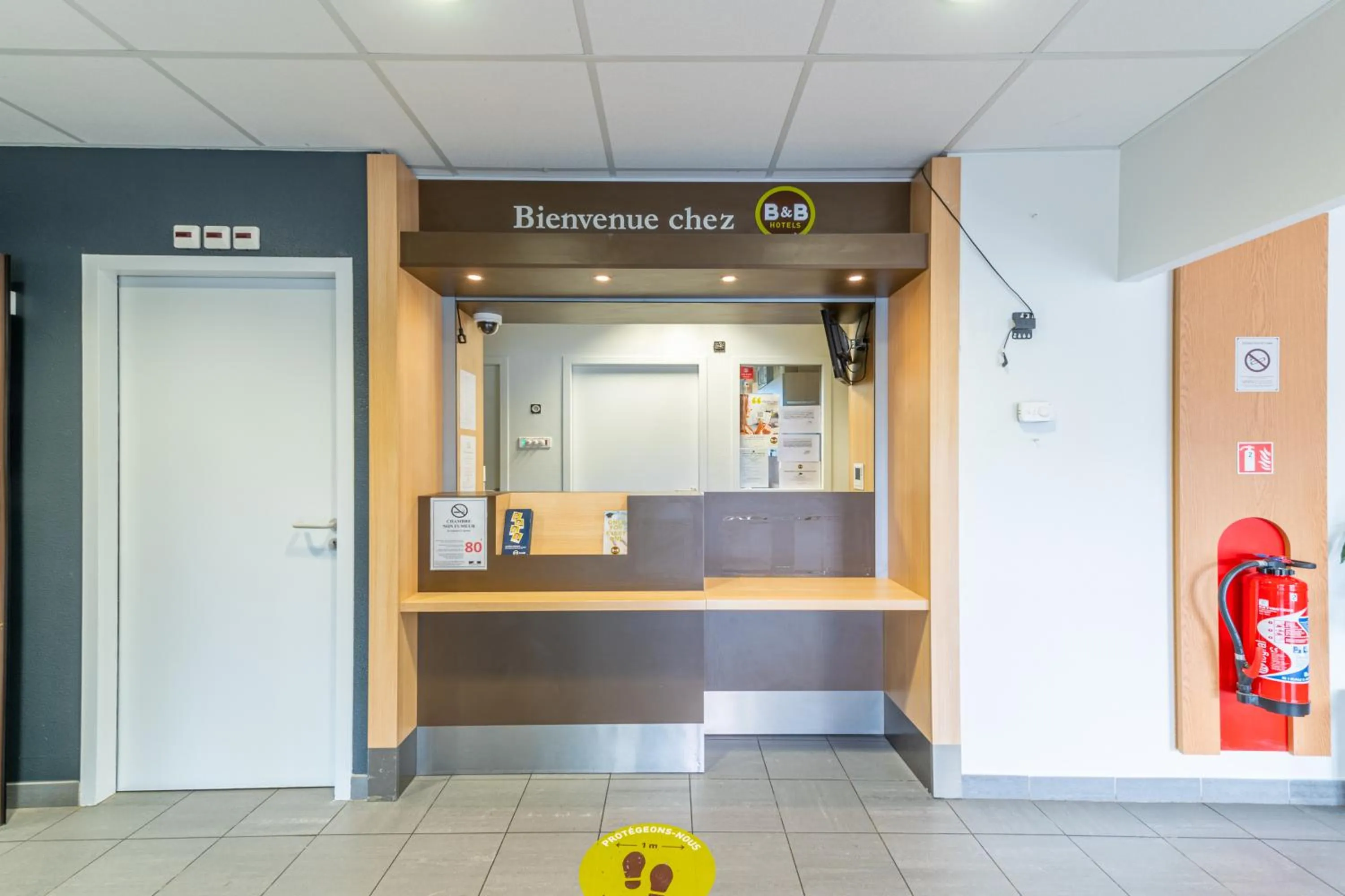 Lobby or reception in B&B HOTEL Lieusaint Carré Sénart