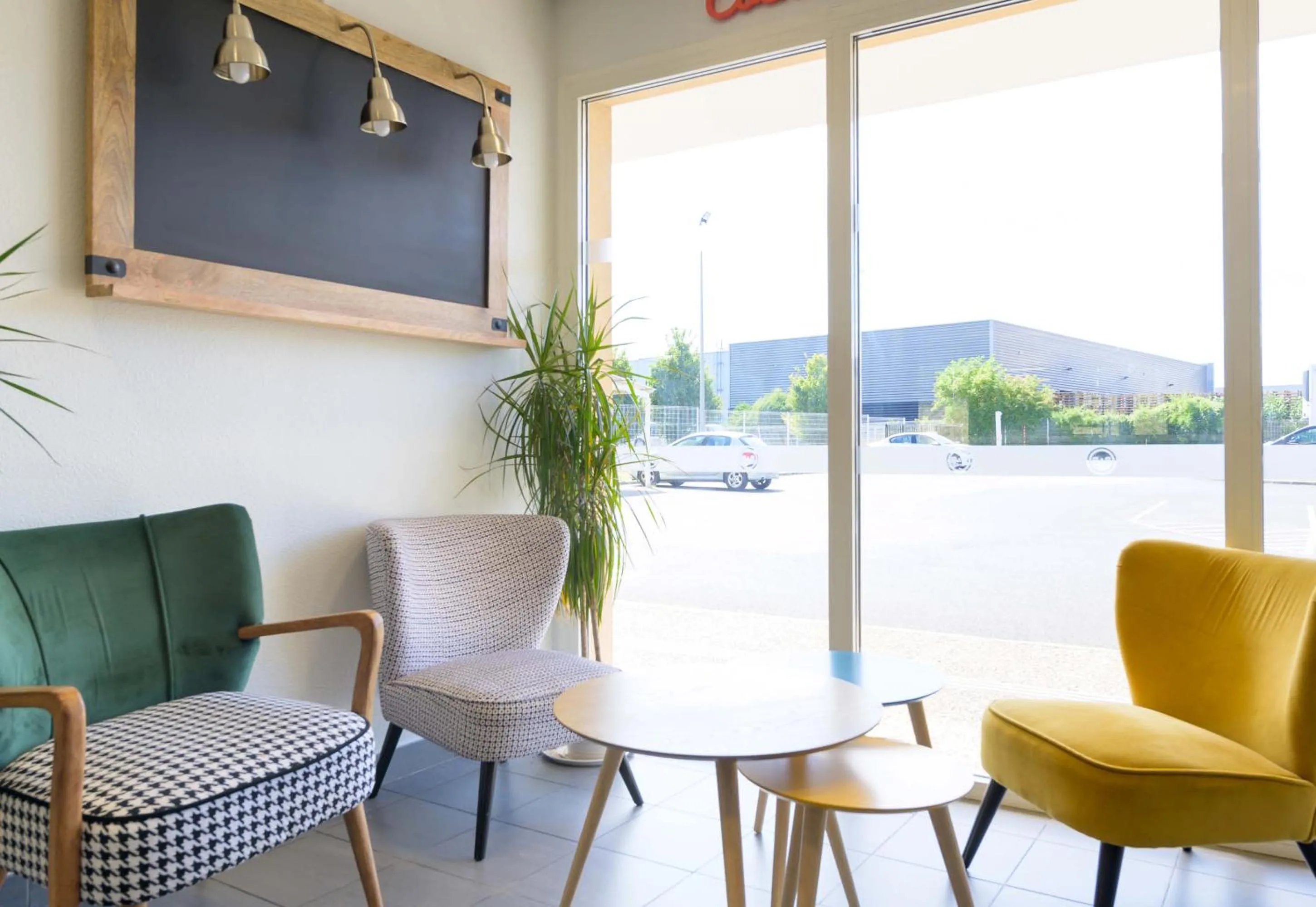 Seating area in B&B HOTEL Lieusaint Carré Sénart