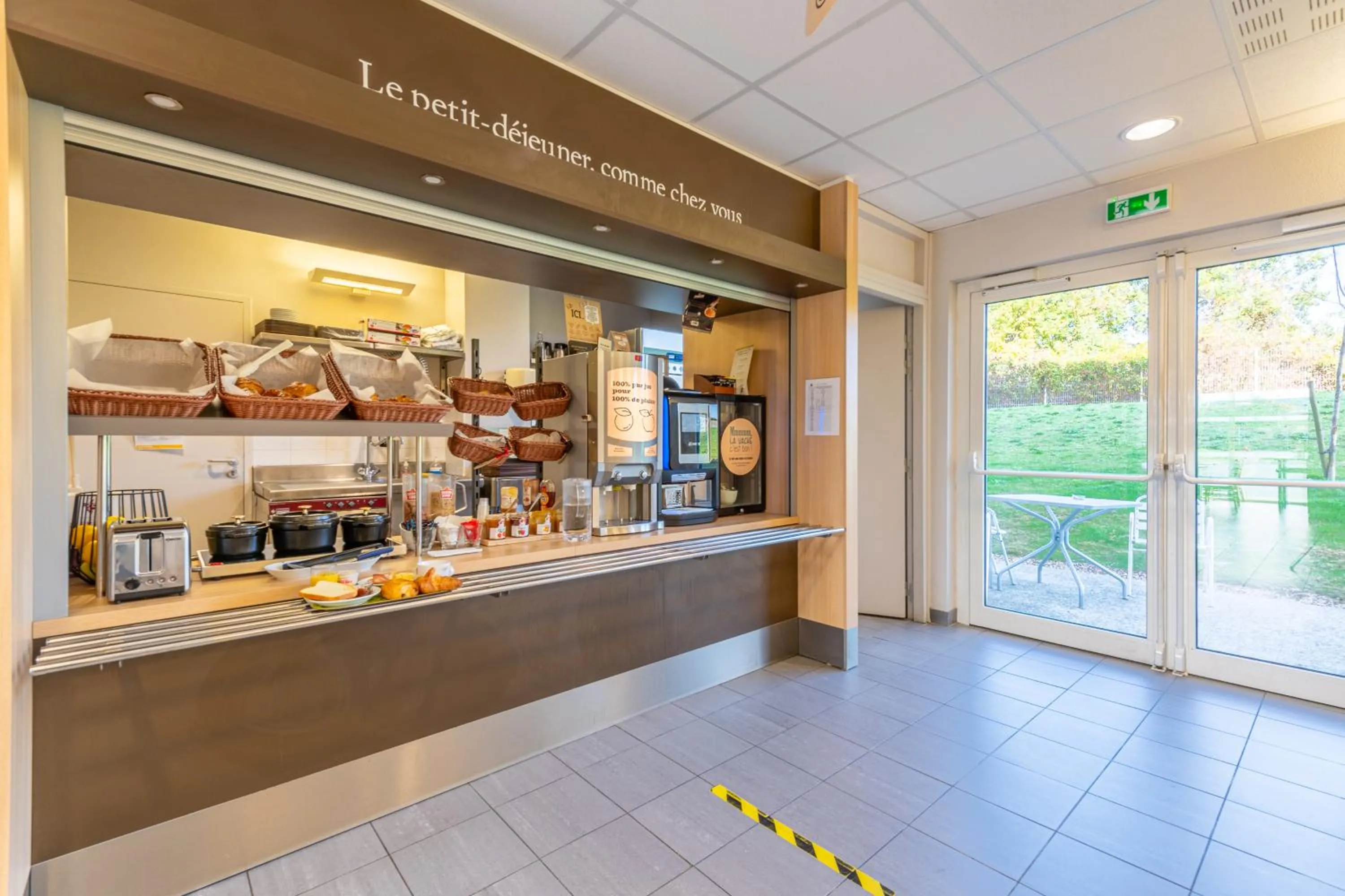 Buffet breakfast in B&B HOTEL Lieusaint Carré Sénart