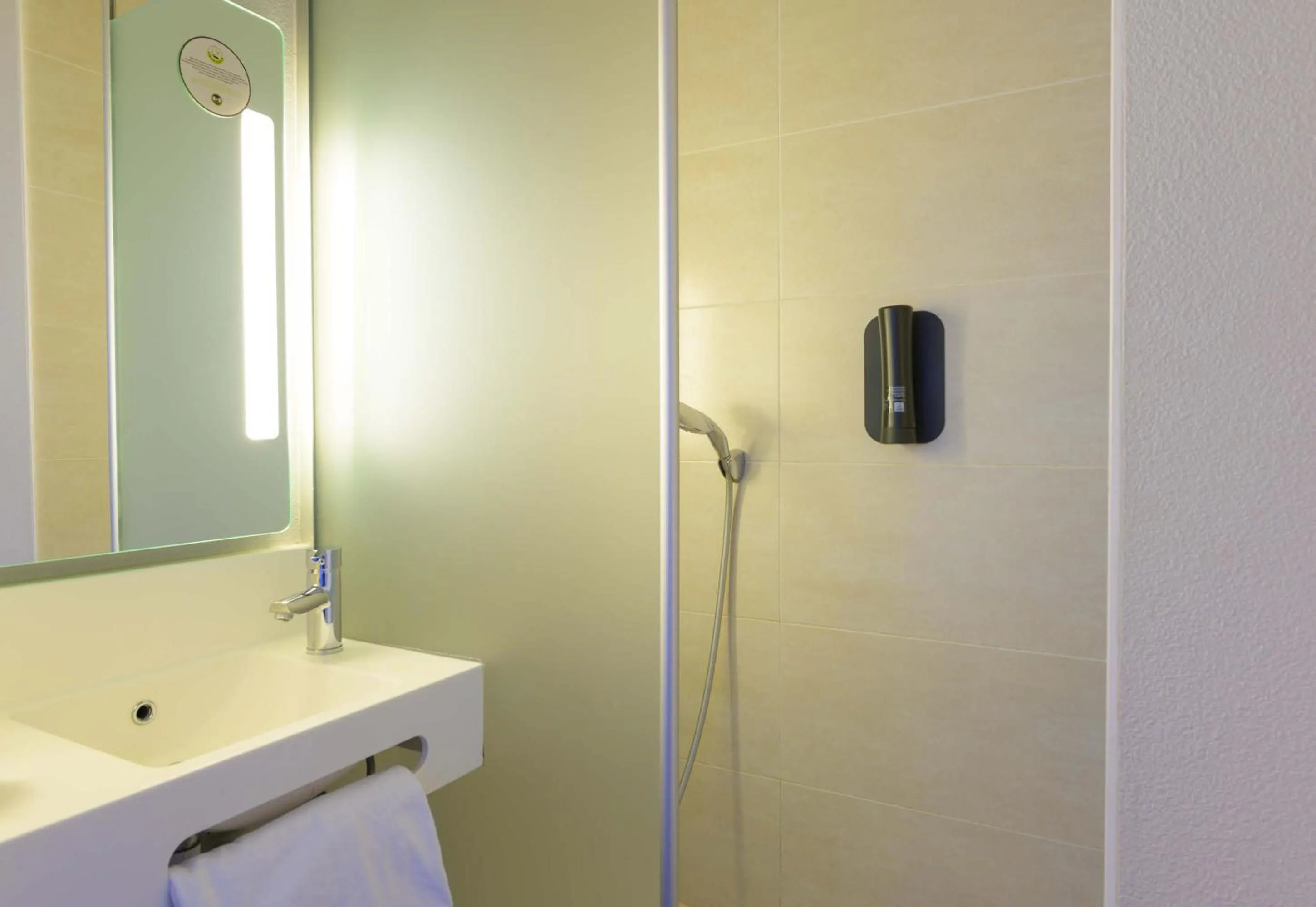 Bathroom in B&B HOTEL Lieusaint Carré Sénart