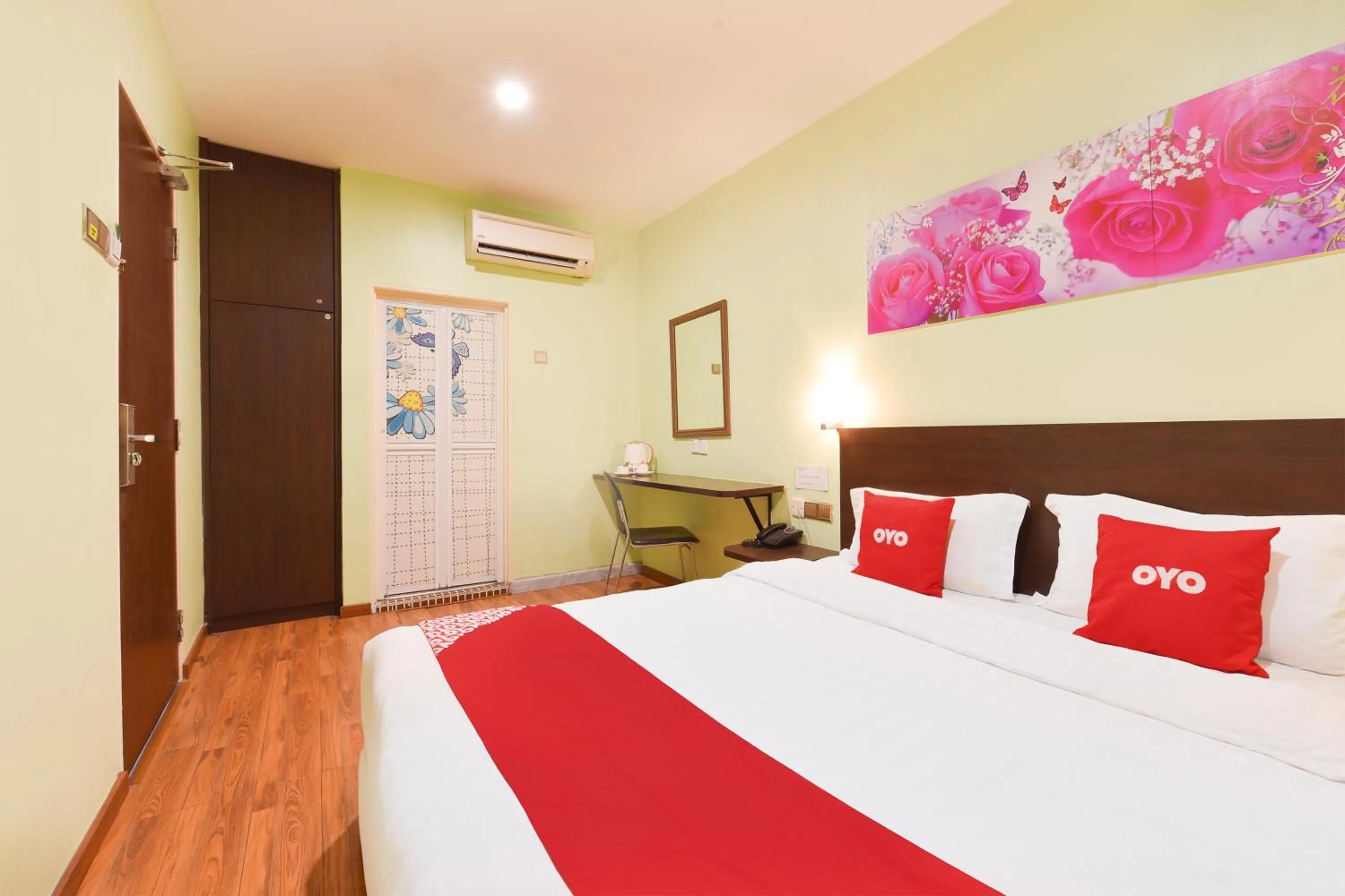 Photo of the whole room, Bed in Dancenter G Home Hotel