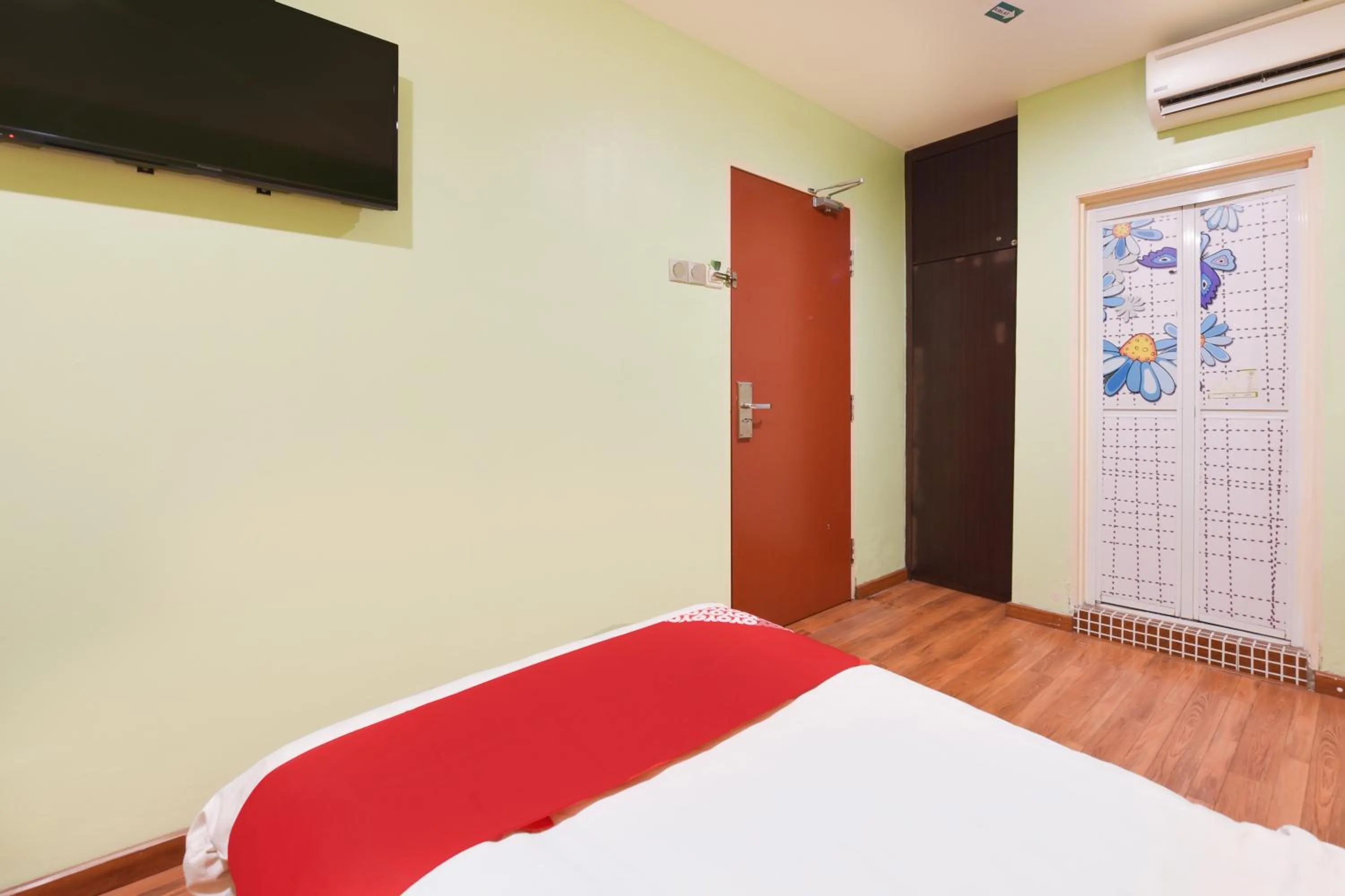 Photo of the whole room, Bed in Dancenter G Home Hotel