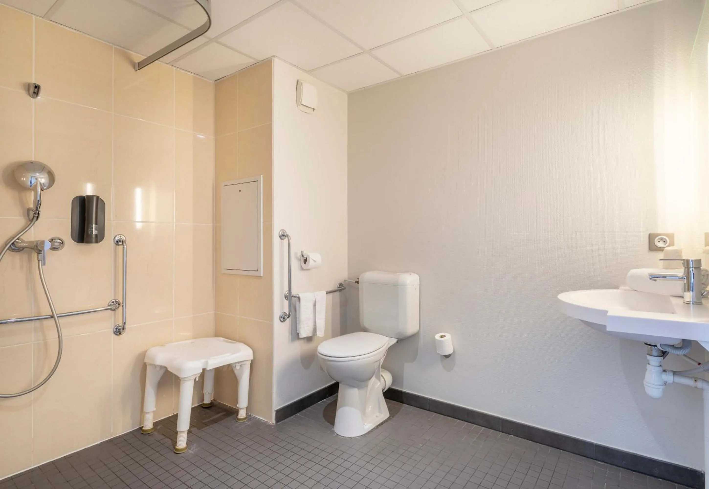 Bathroom in B&B HOTEL Marseille Aéroport Saint-Victoret