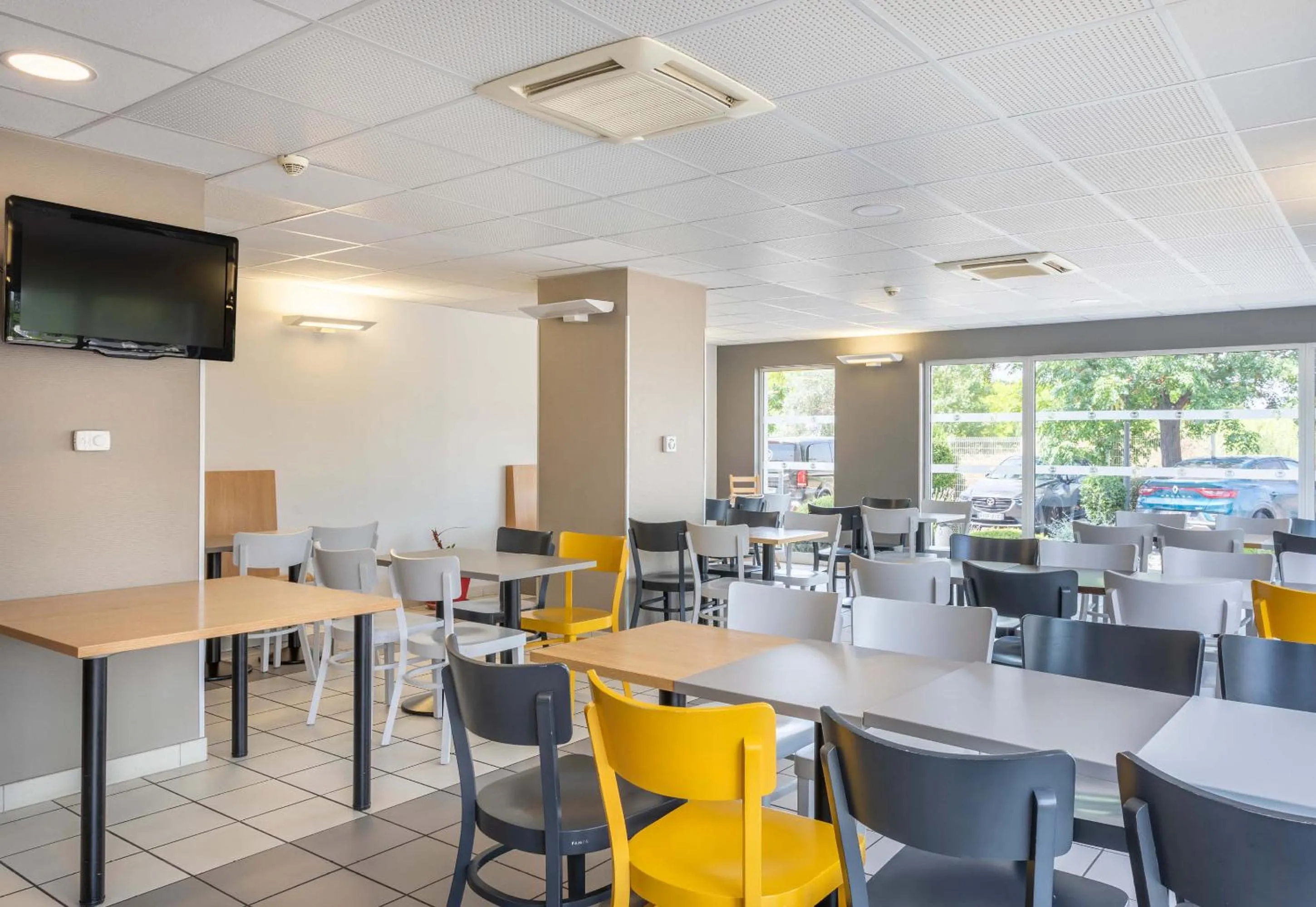 Restaurant/places to eat in B&B HOTEL Marseille Aéroport Saint-Victoret