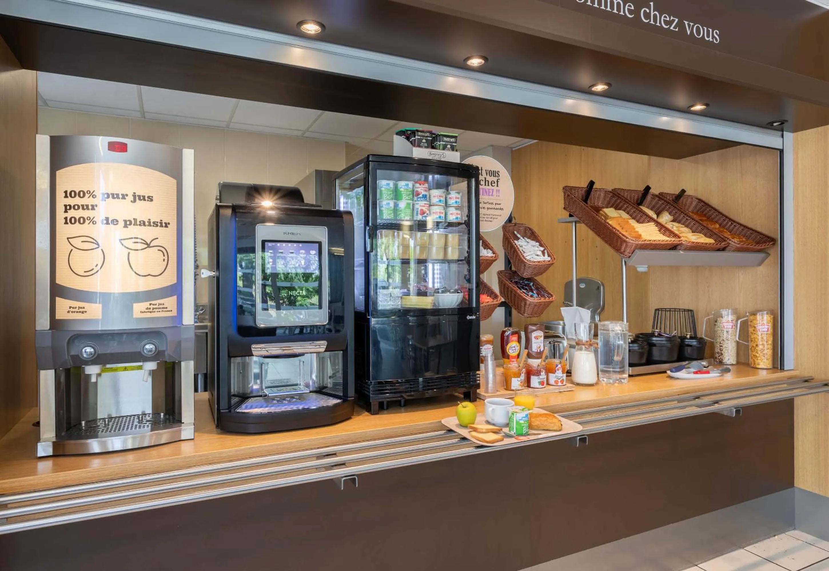 Buffet breakfast in B&B HOTEL Marseille Aéroport Saint-Victoret