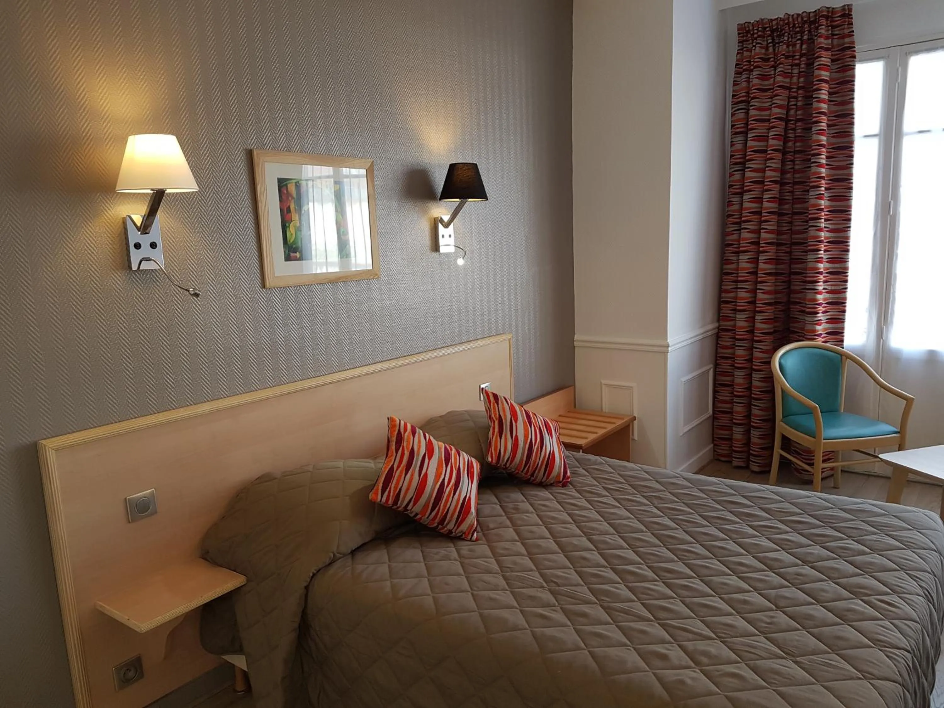 View (from property/room), Bed in Hôtel du Cheval Rouge