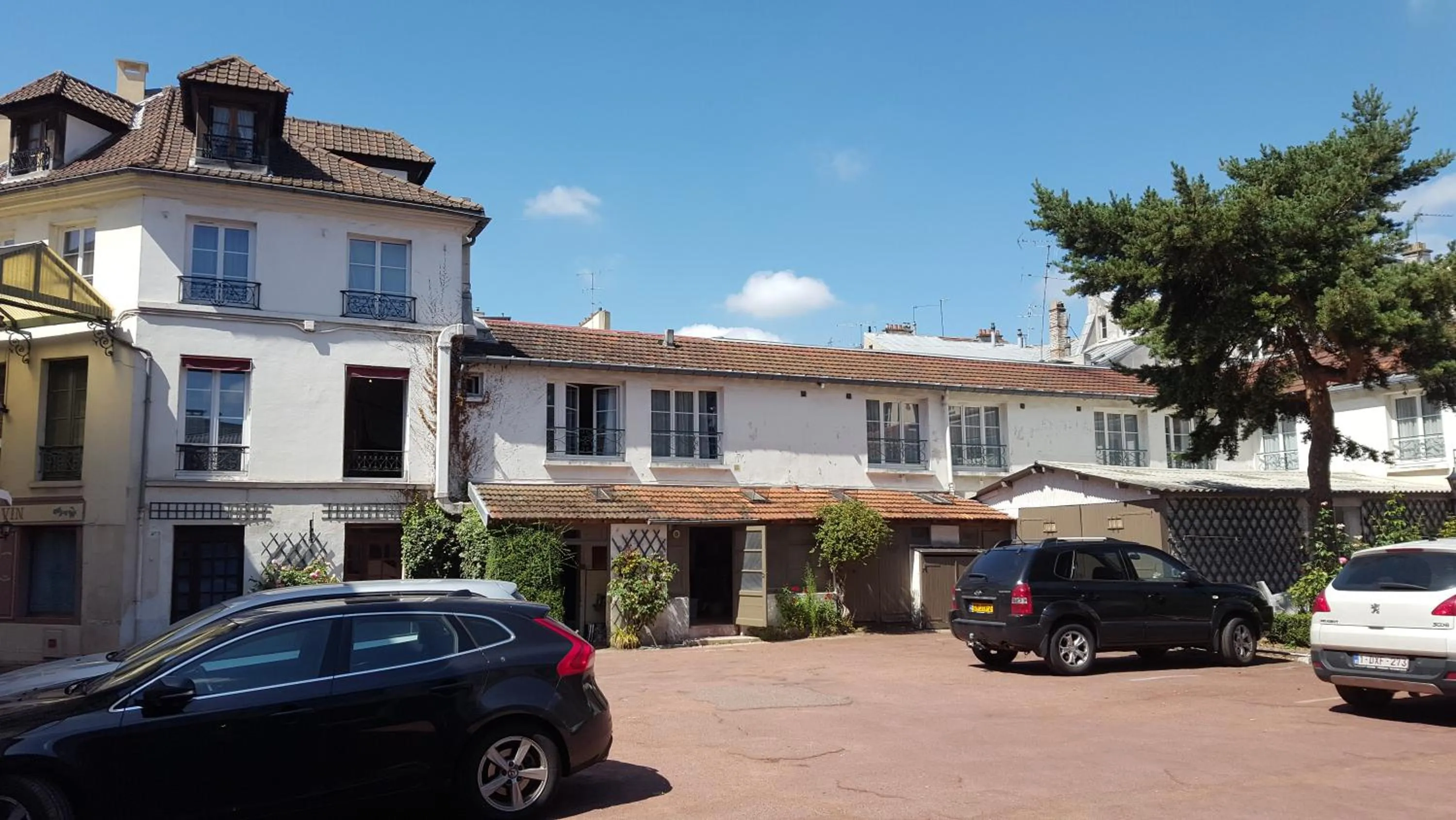 Facade/entrance in Hôtel du Cheval Rouge