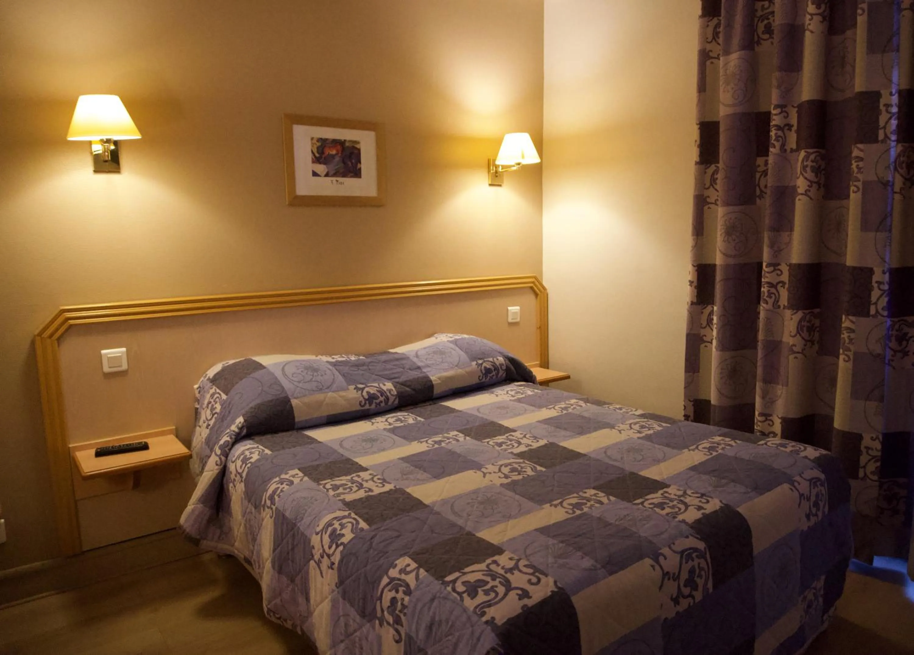 Bed in Hôtel du Cheval Rouge