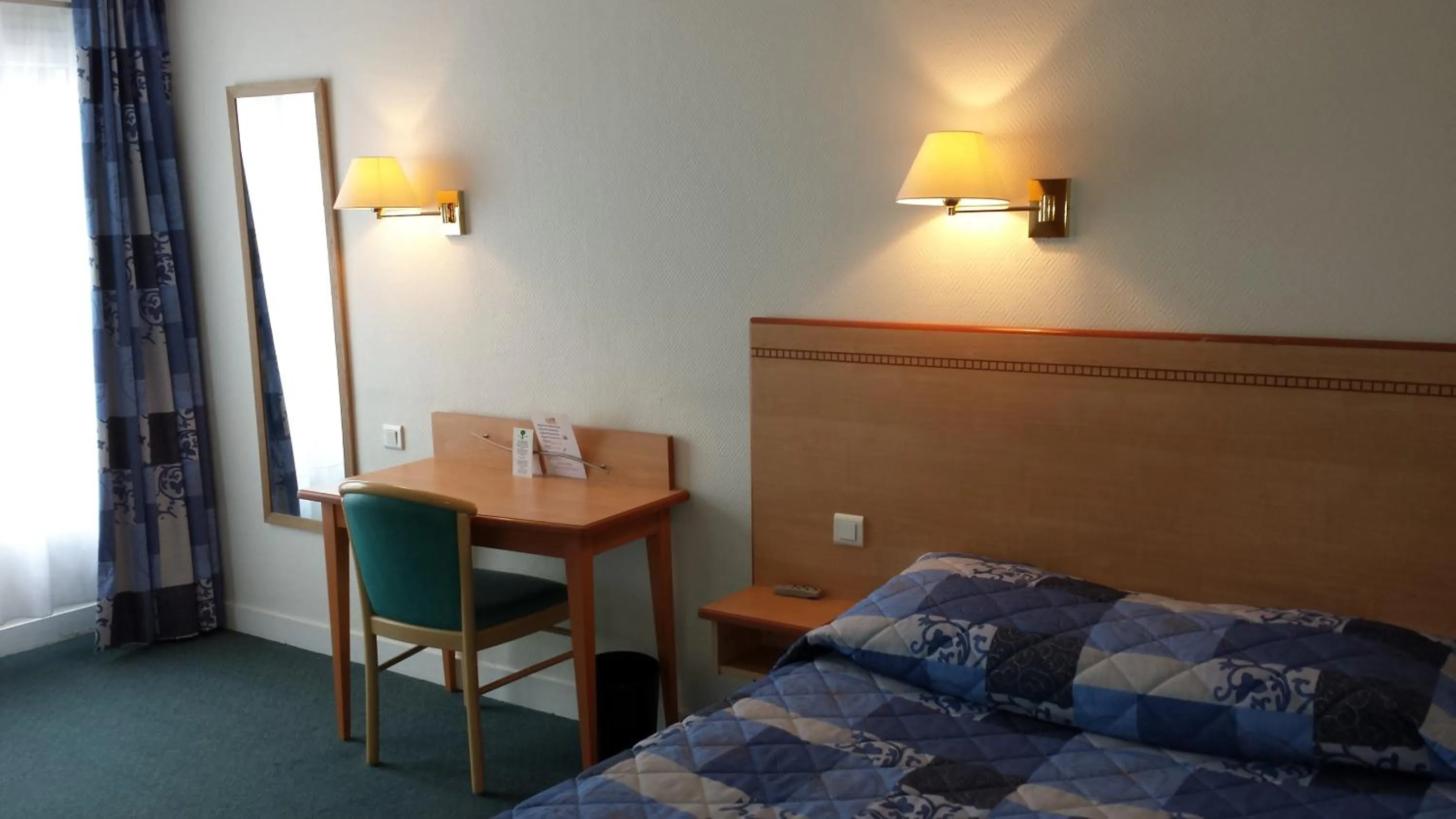 Photo of the whole room, Bed in Hôtel du Cheval Rouge