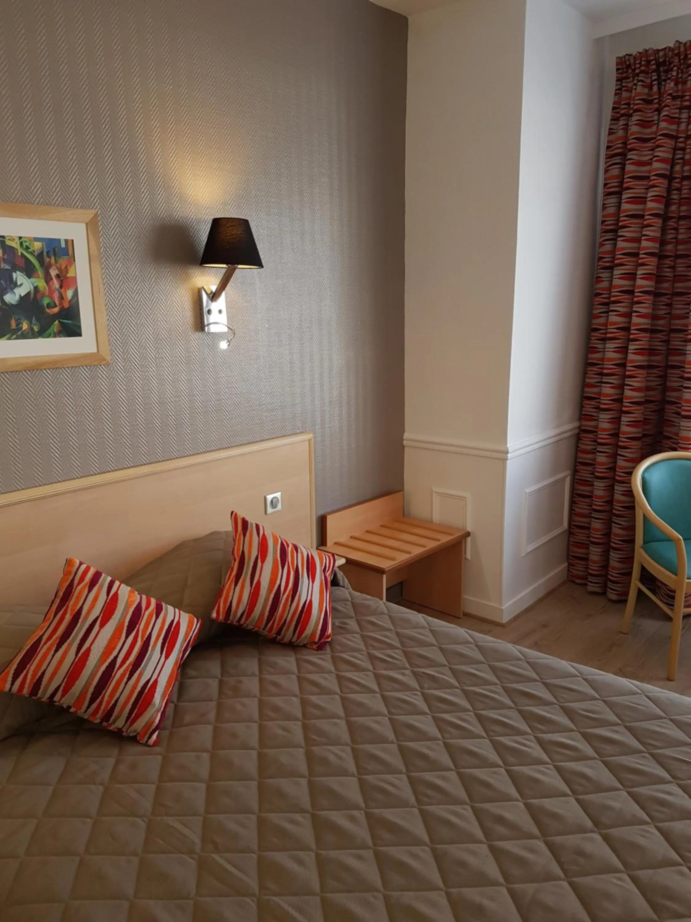 View (from property/room), Bed in Hôtel du Cheval Rouge