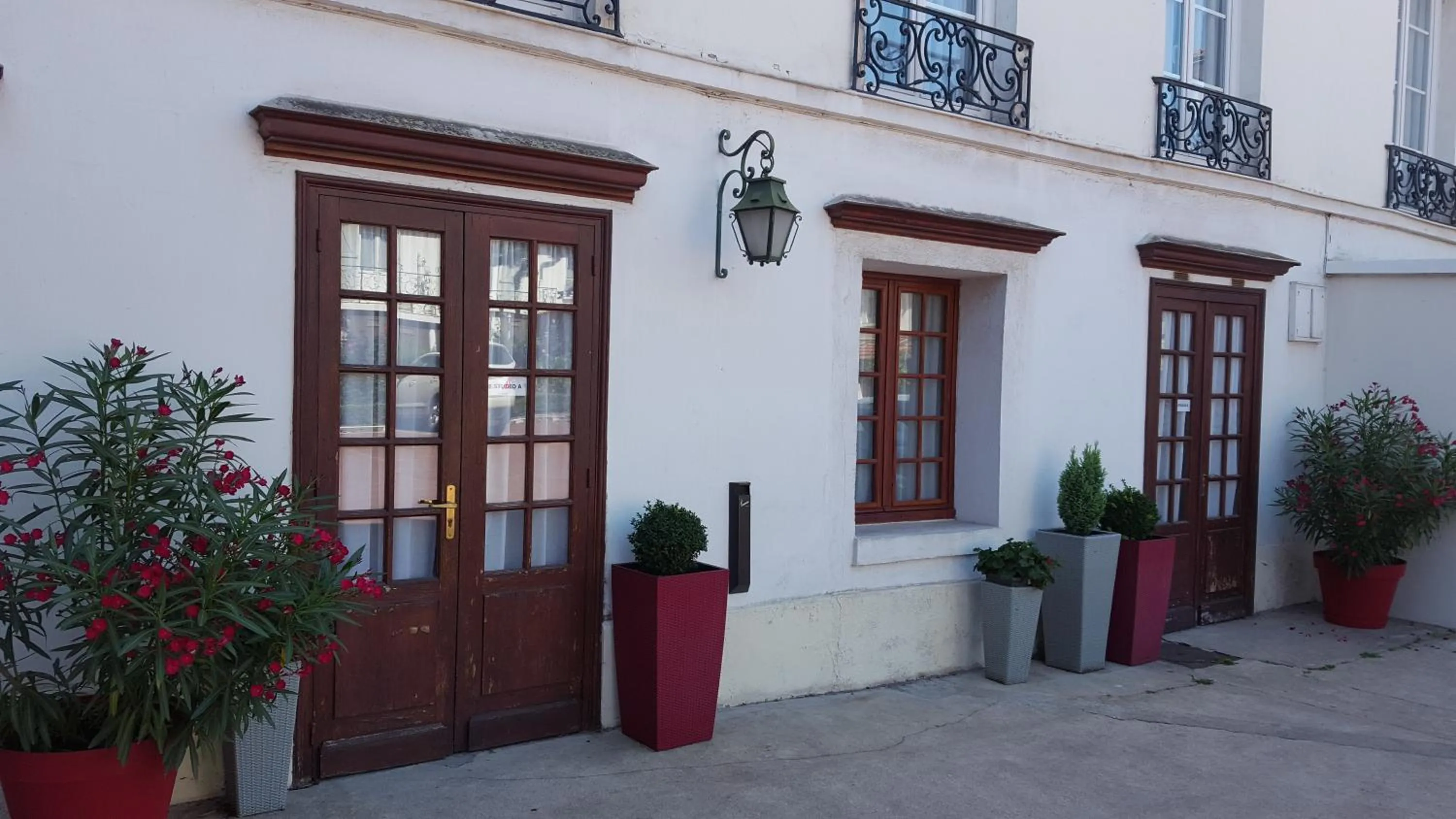 Facade/entrance in Hôtel du Cheval Rouge