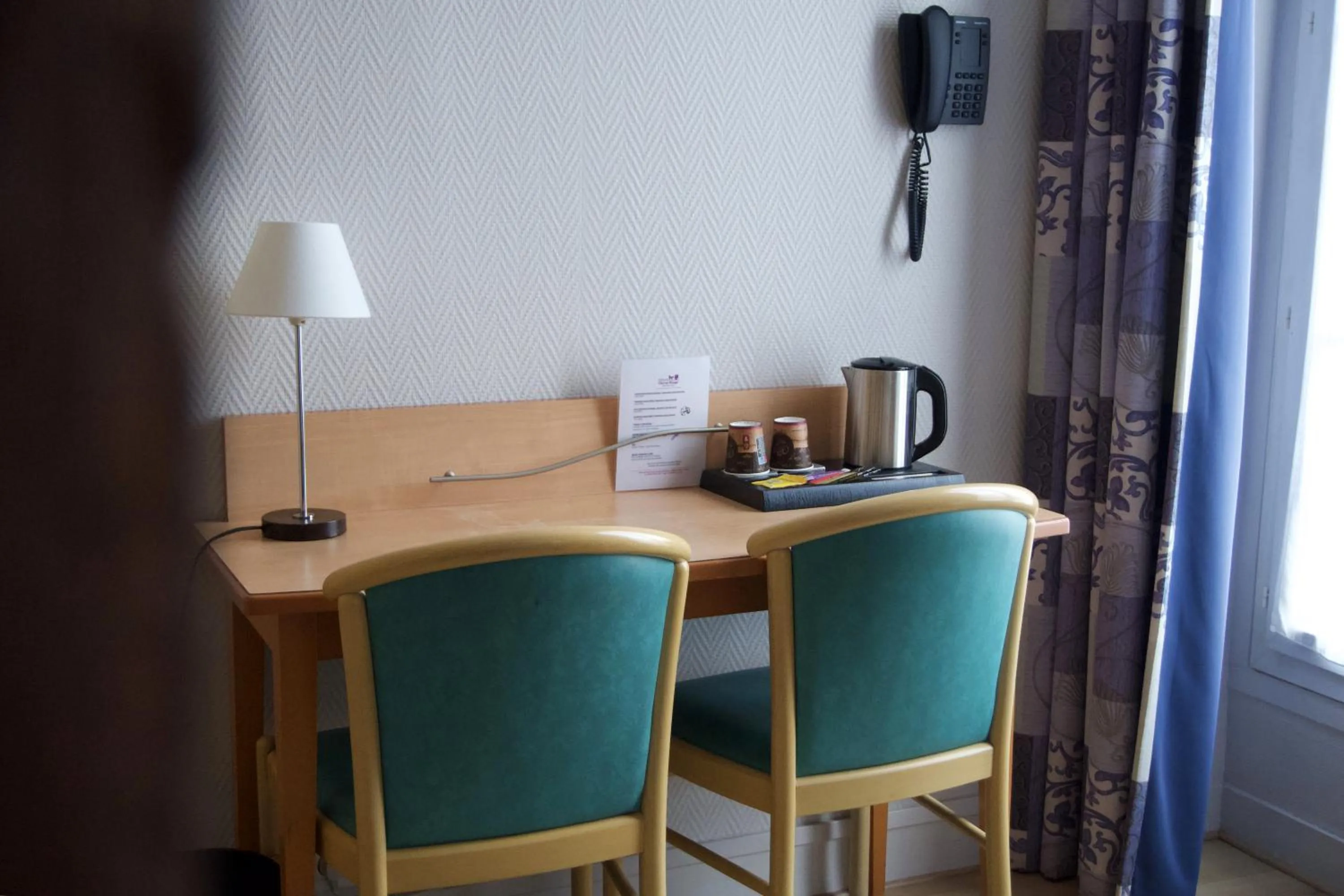 Coffee/tea facilities in Hôtel du Cheval Rouge