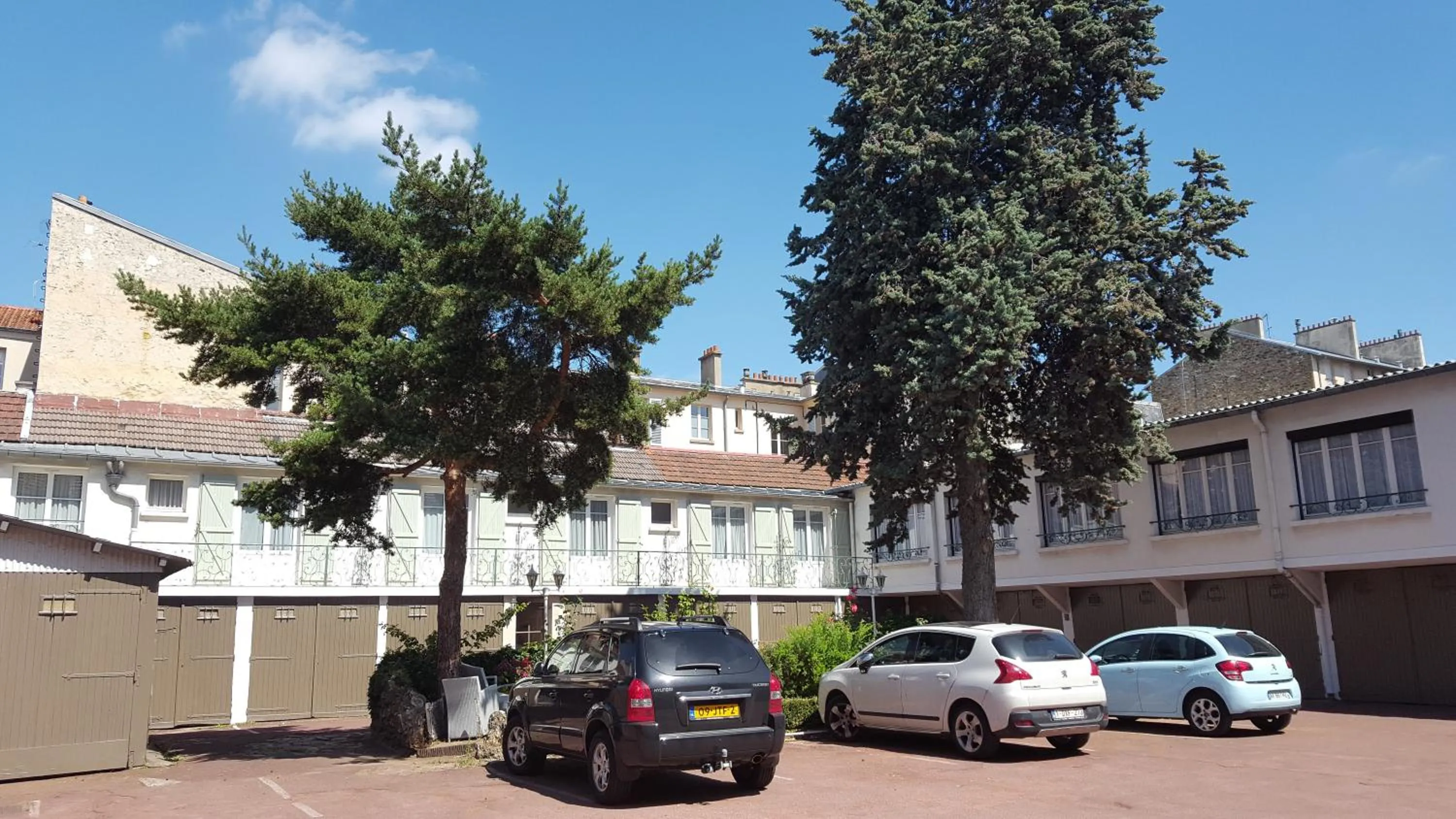Garden view in Hôtel du Cheval Rouge
