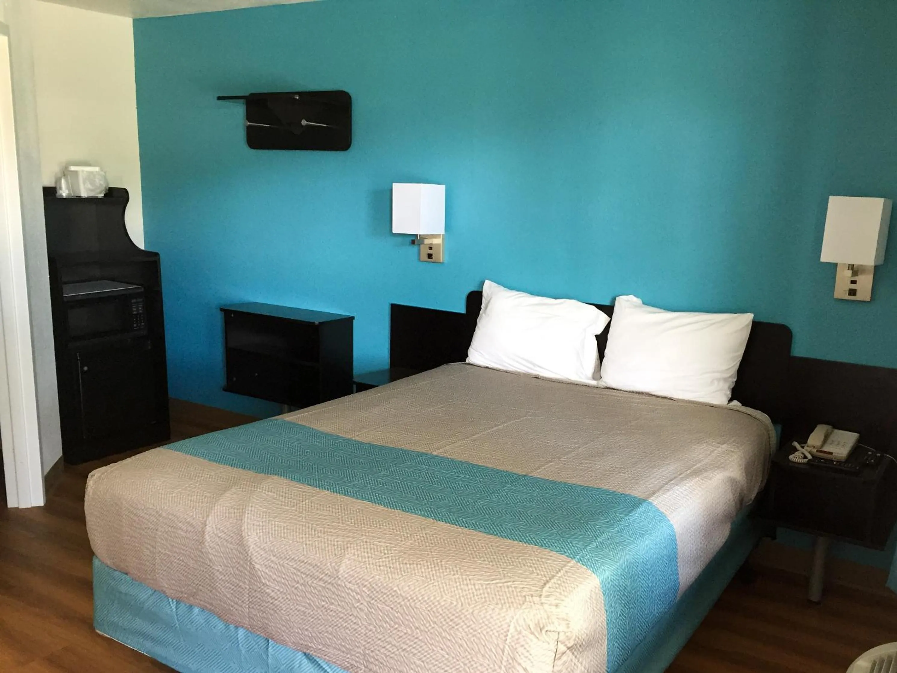 Bedroom, Bed in Motel 6-Prairie Du Chien, WI