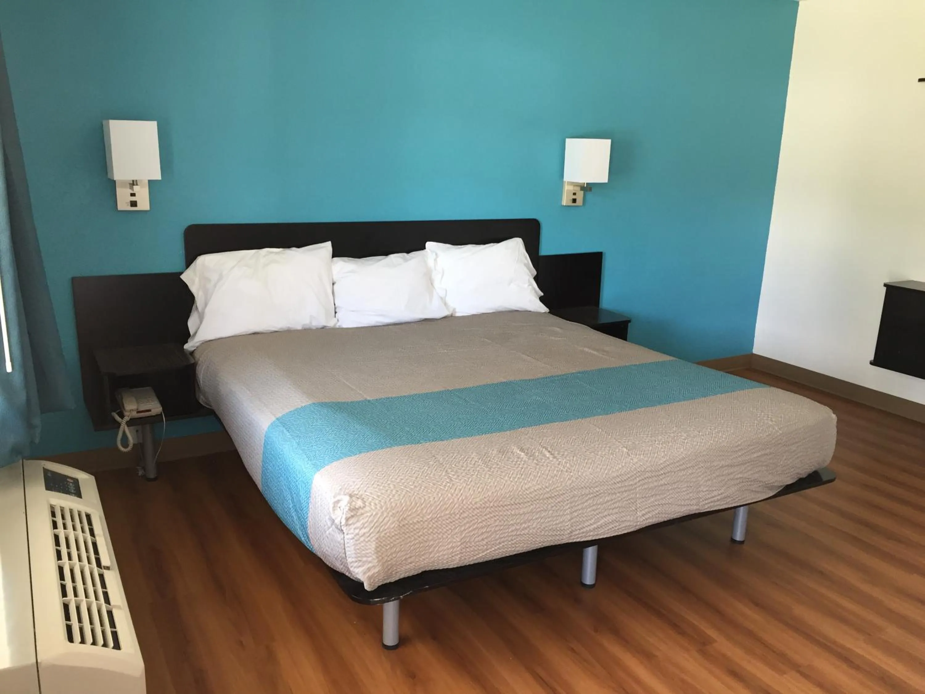 Bedroom, Bed in Motel 6-Prairie Du Chien, WI