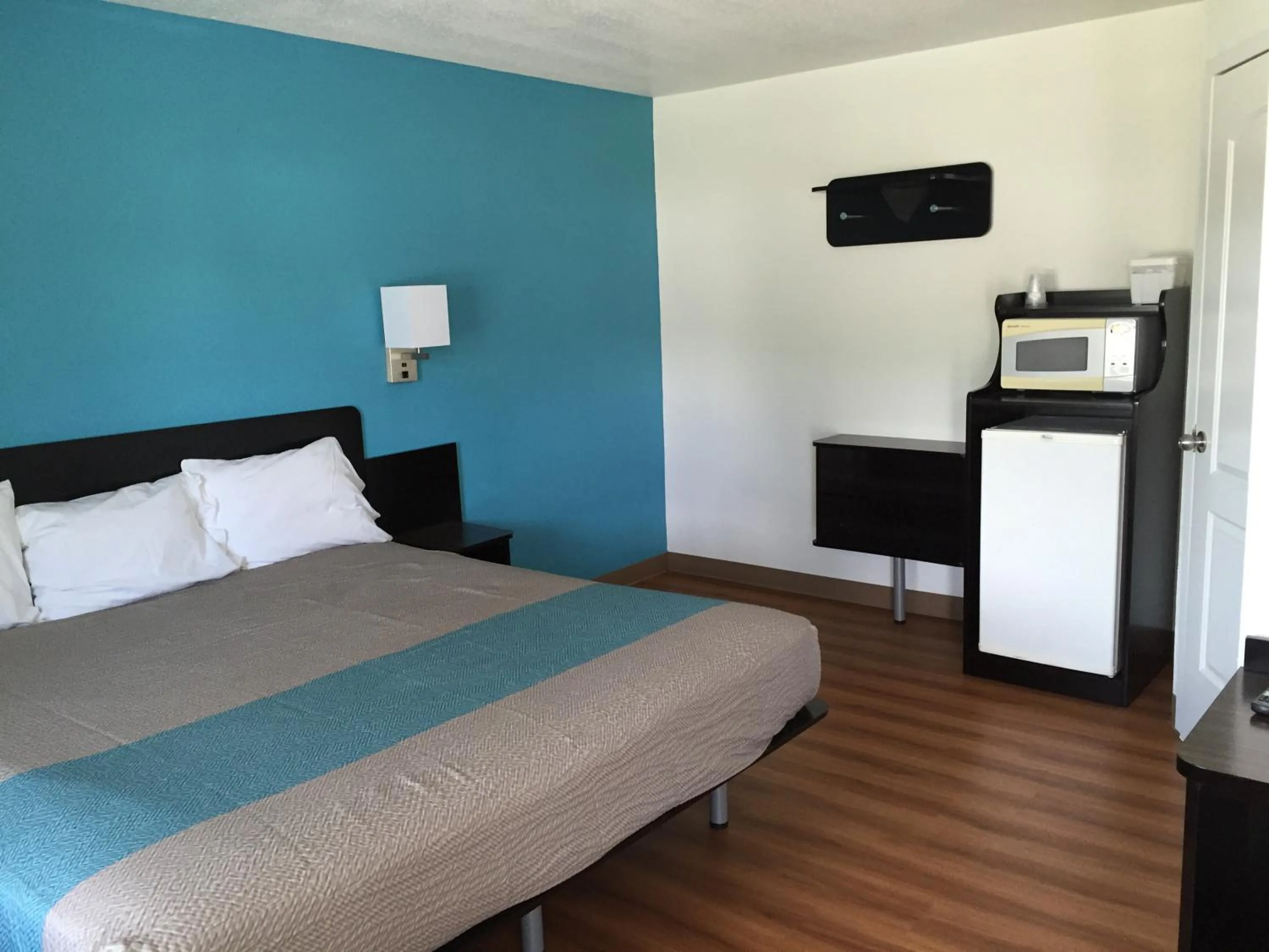 Bedroom, Bed in Motel 6-Prairie Du Chien, WI