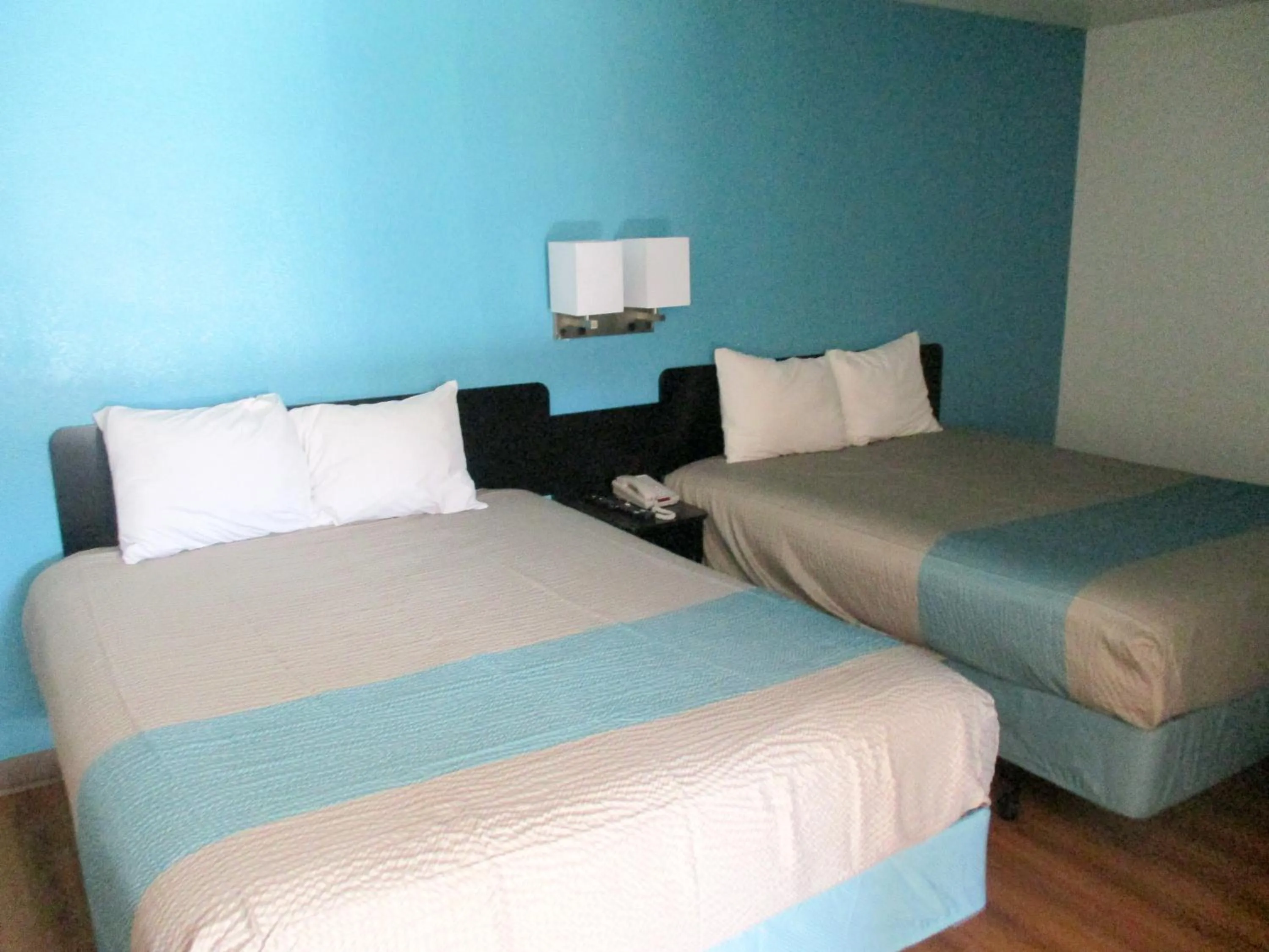 Bedroom, Bed in Motel 6-Prairie Du Chien, WI