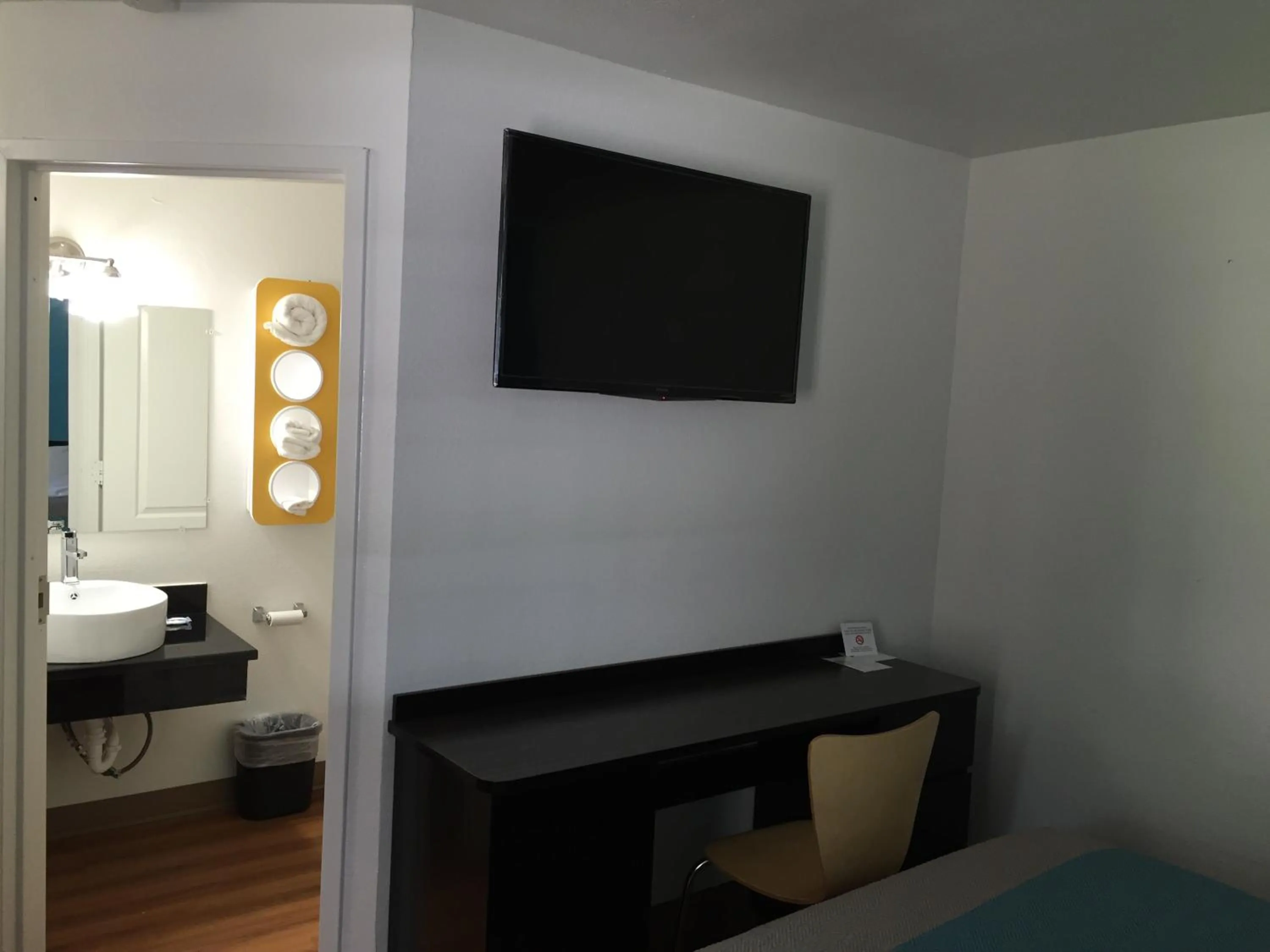 Bedroom in Motel 6-Prairie Du Chien, WI