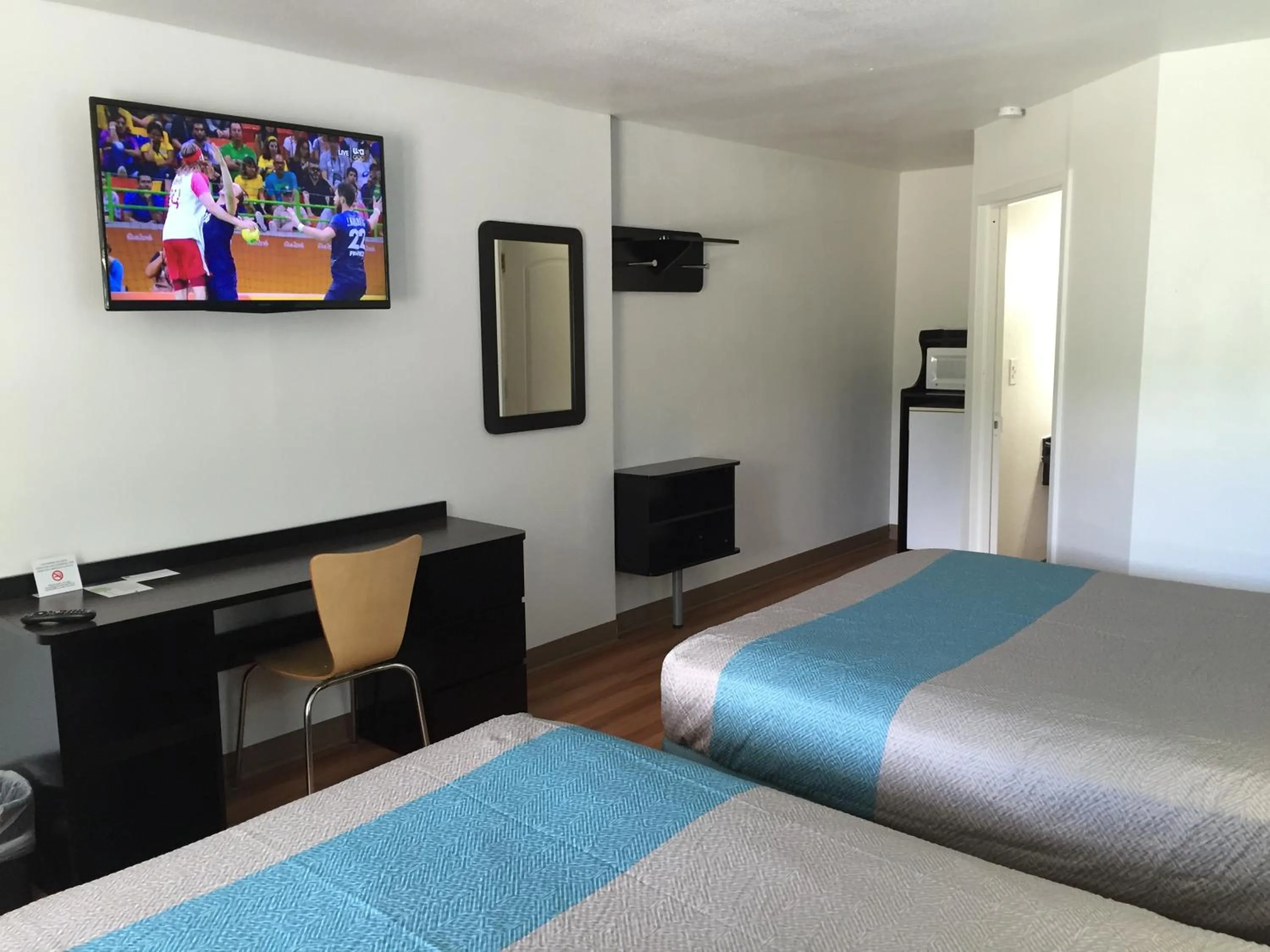 Bedroom, Bed in Motel 6-Prairie Du Chien, WI