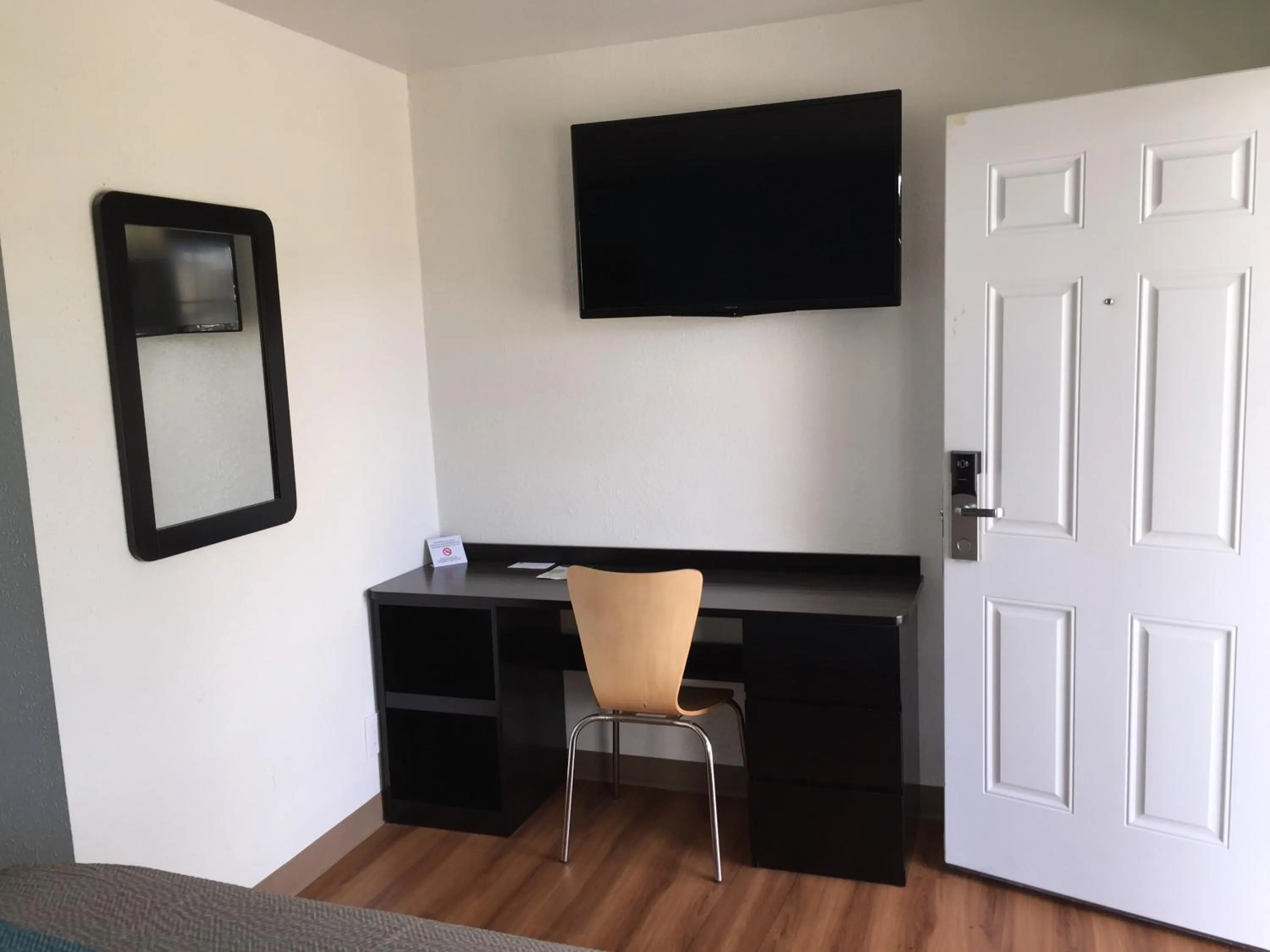 Bedroom in Motel 6-Prairie Du Chien, WI