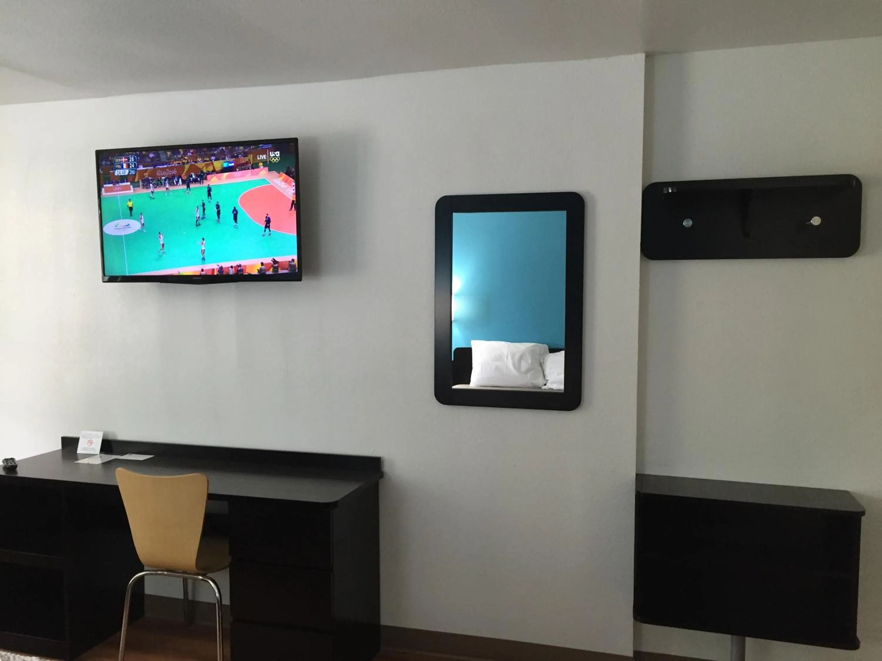 Bedroom in Motel 6-Prairie Du Chien, WI