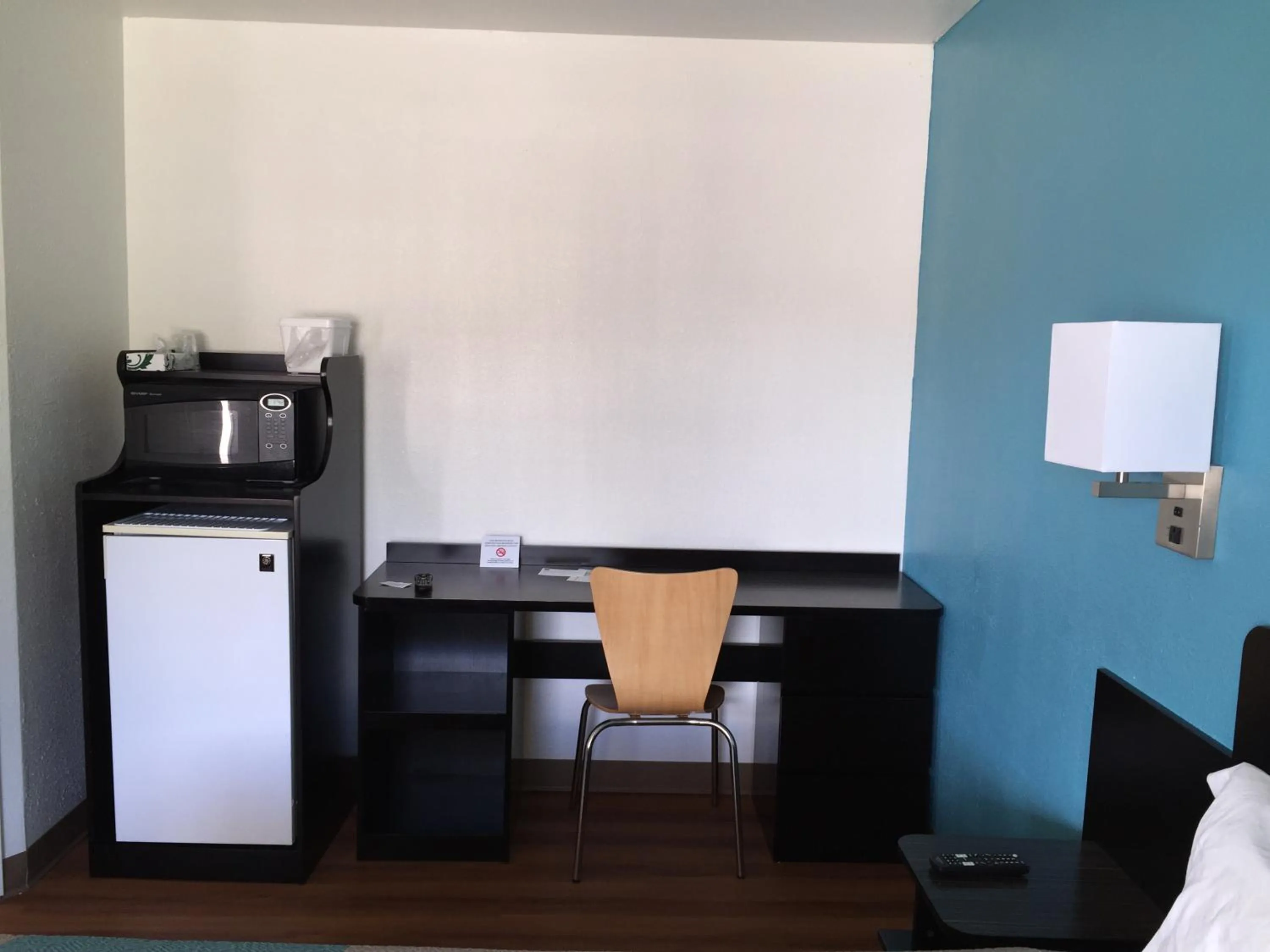 Bedroom in Motel 6-Prairie Du Chien, WI