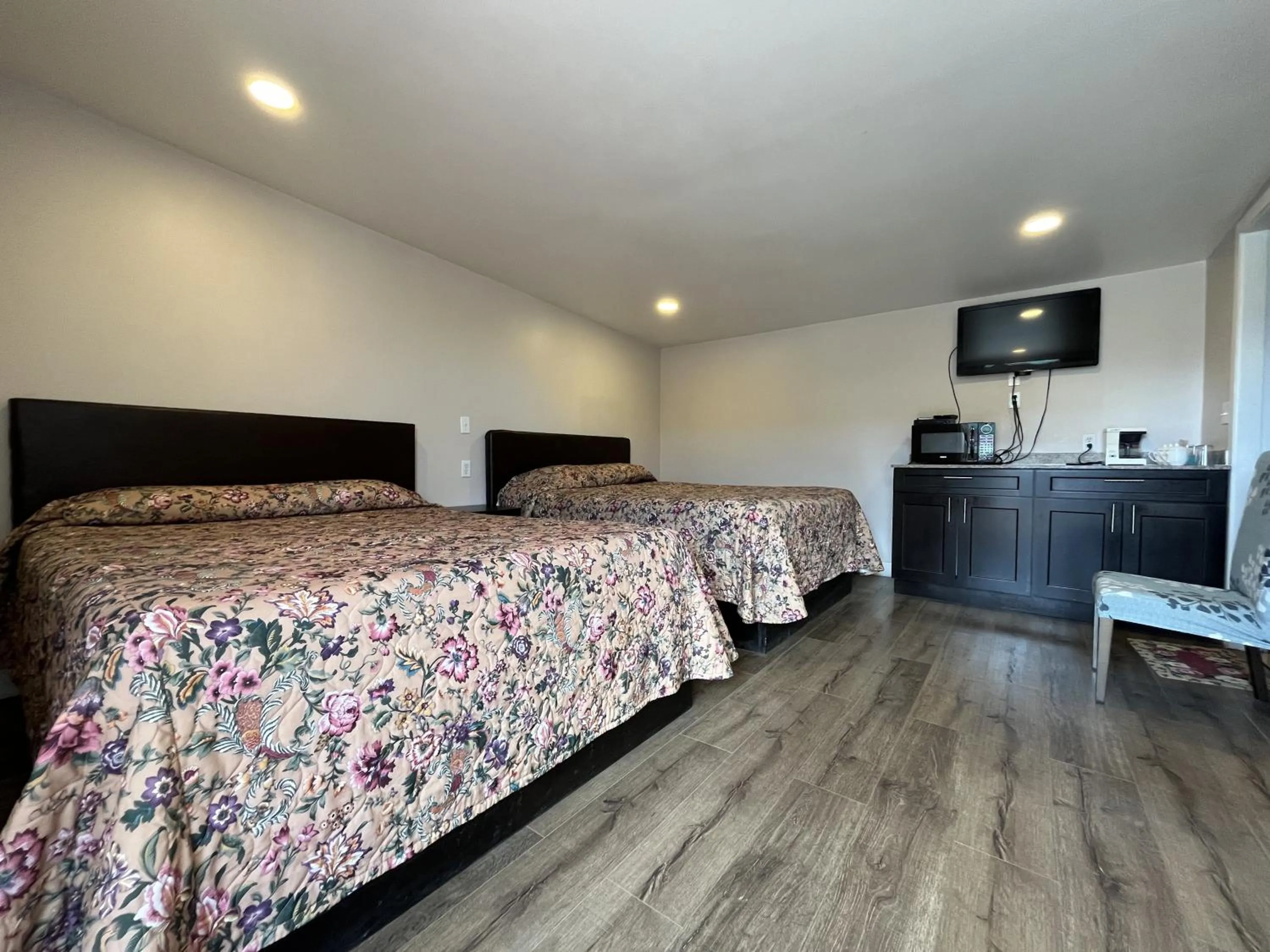 Bed in Kluane Park Inn