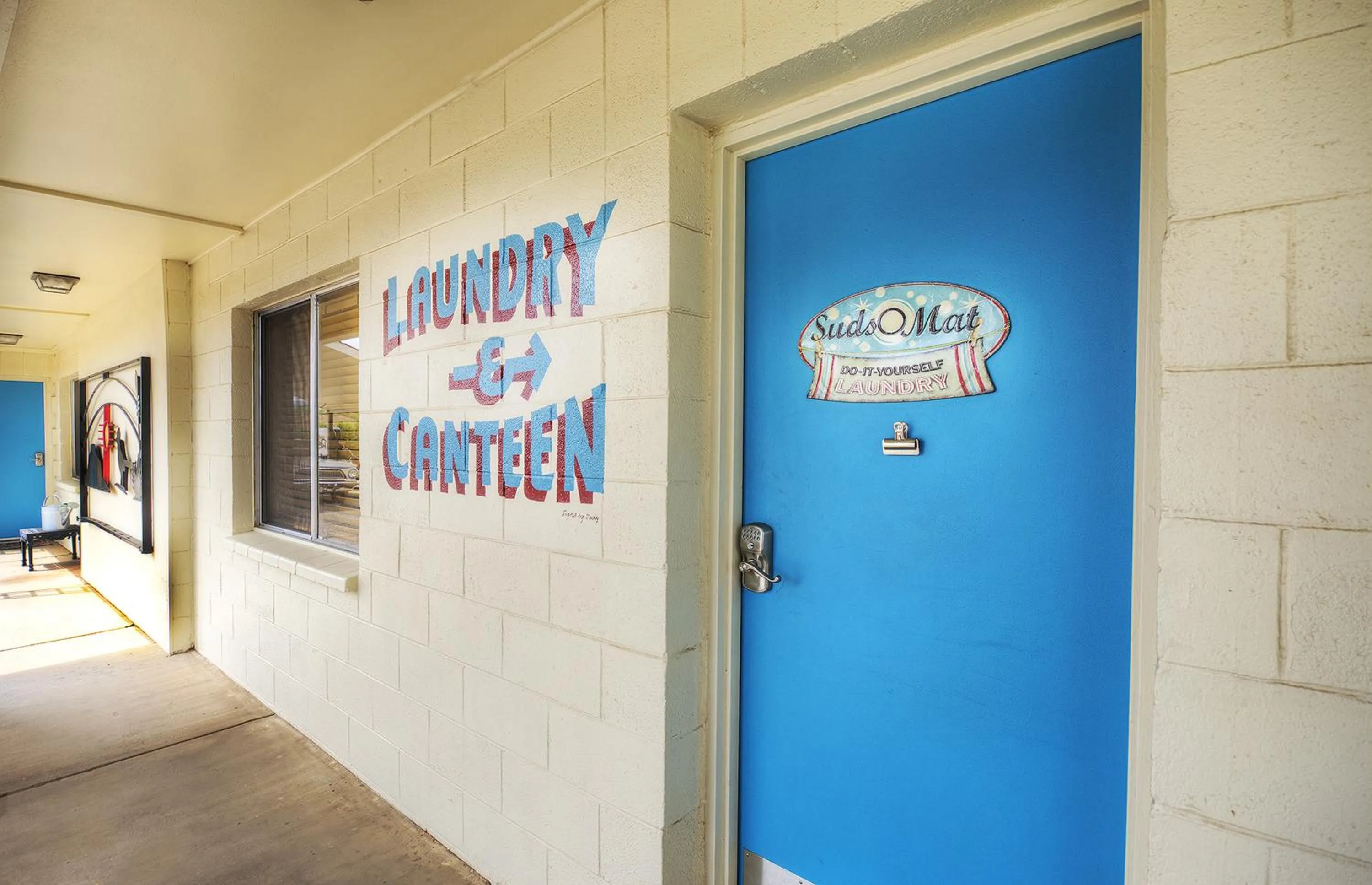 Logo/Certificate/Sign in Roadrunner Lodge Motel