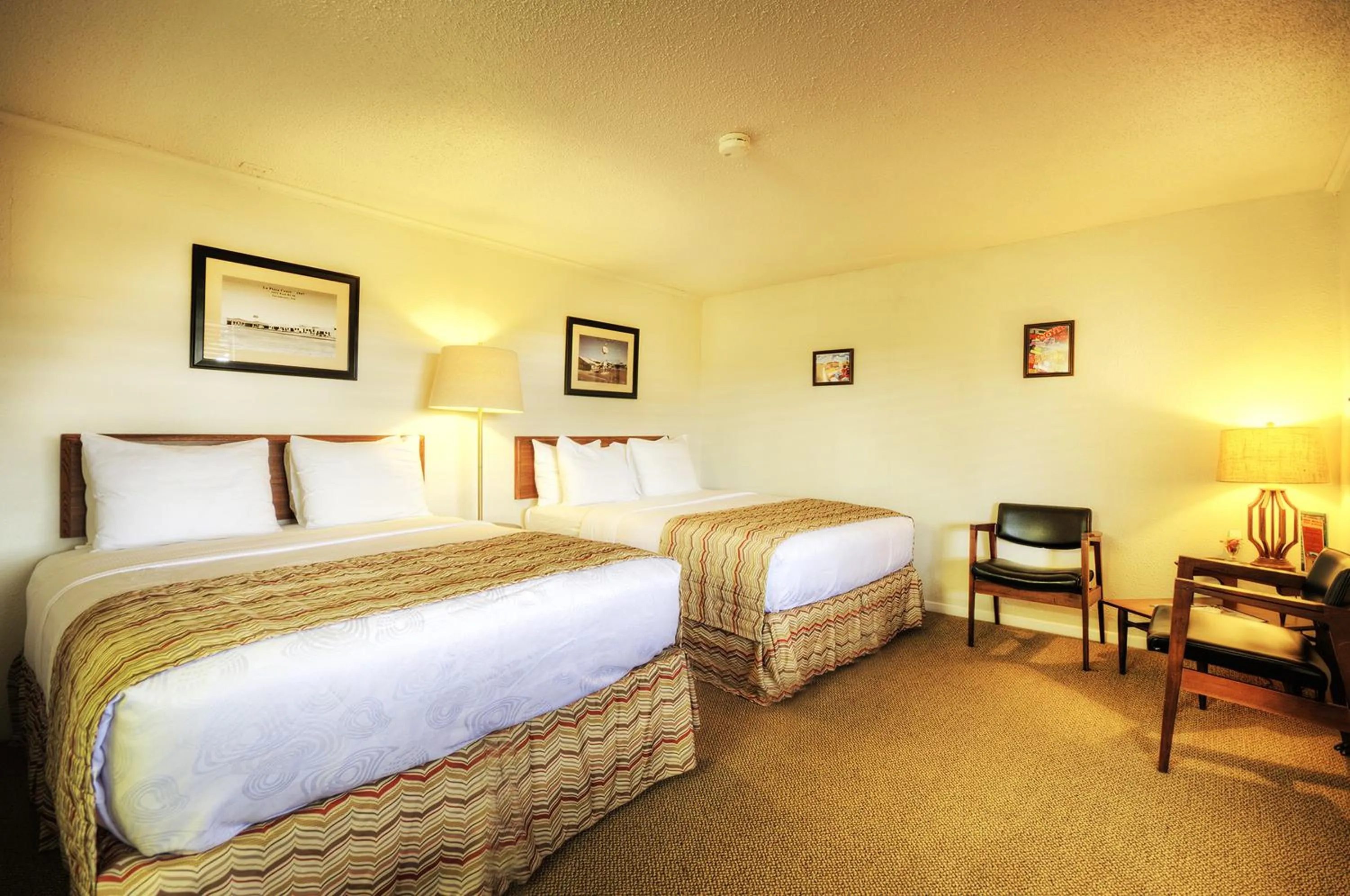 Bed in Roadrunner Lodge Motel