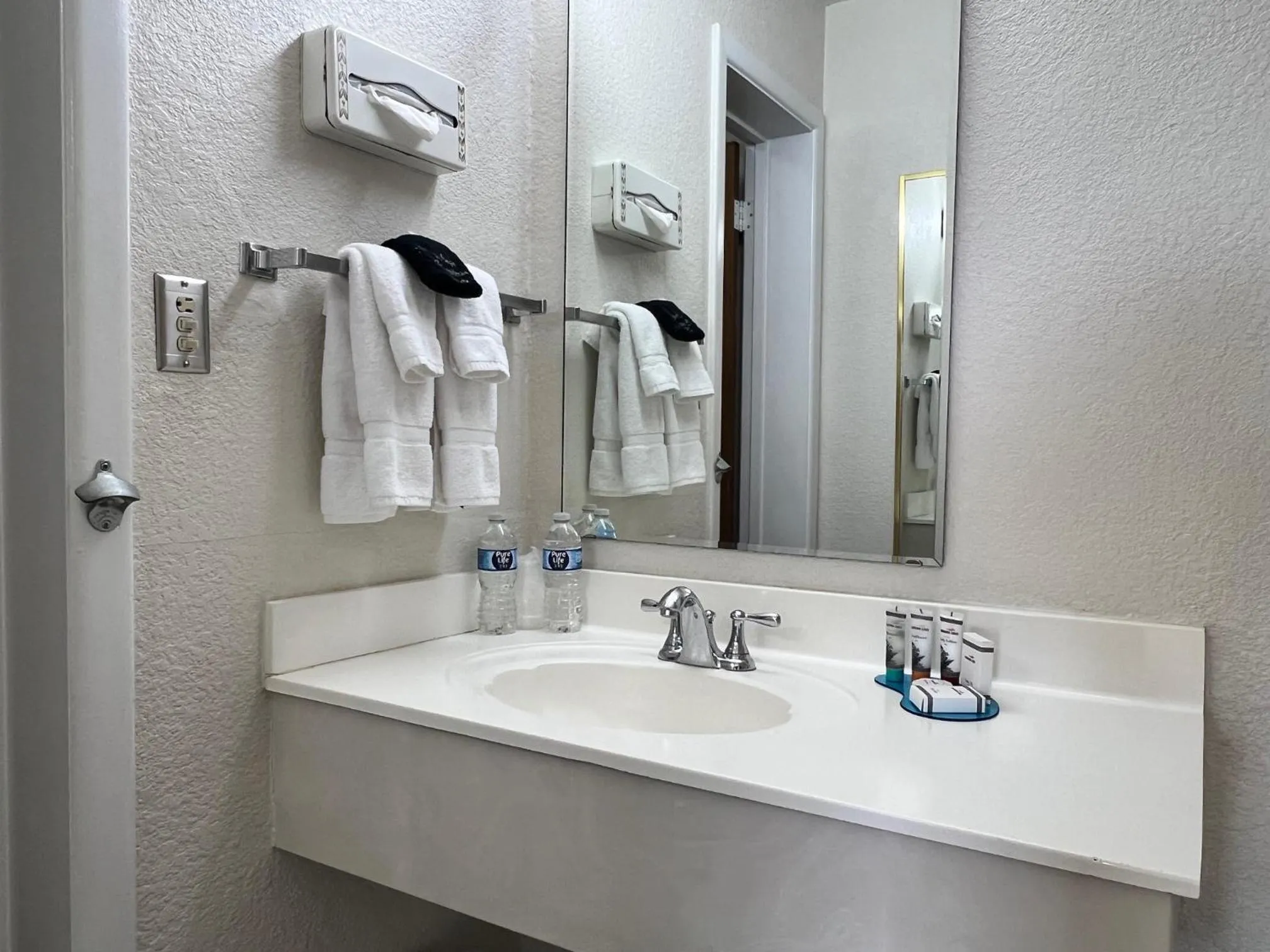 Bathroom in Roadrunner Lodge Motel