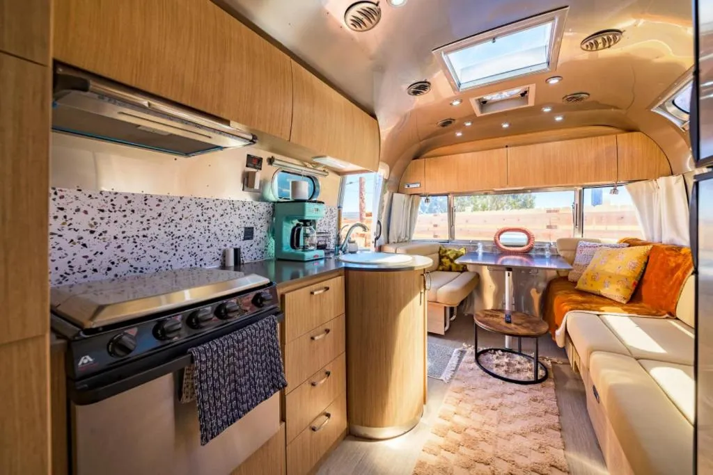 Kitchen or kitchenette in The Outpost Grand Canyon