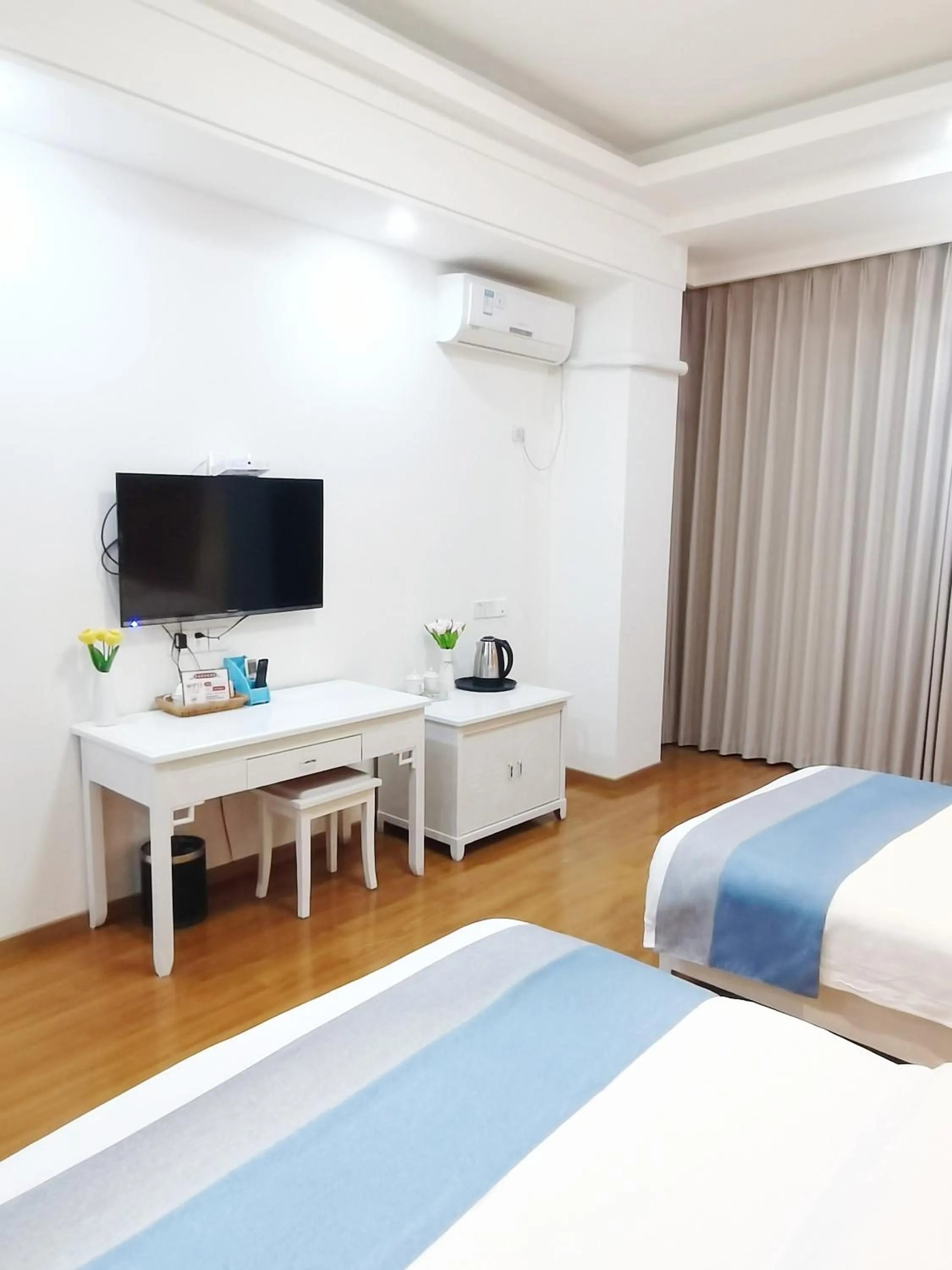 Bedroom, Bed in Emeishan Moon Bay Hotel