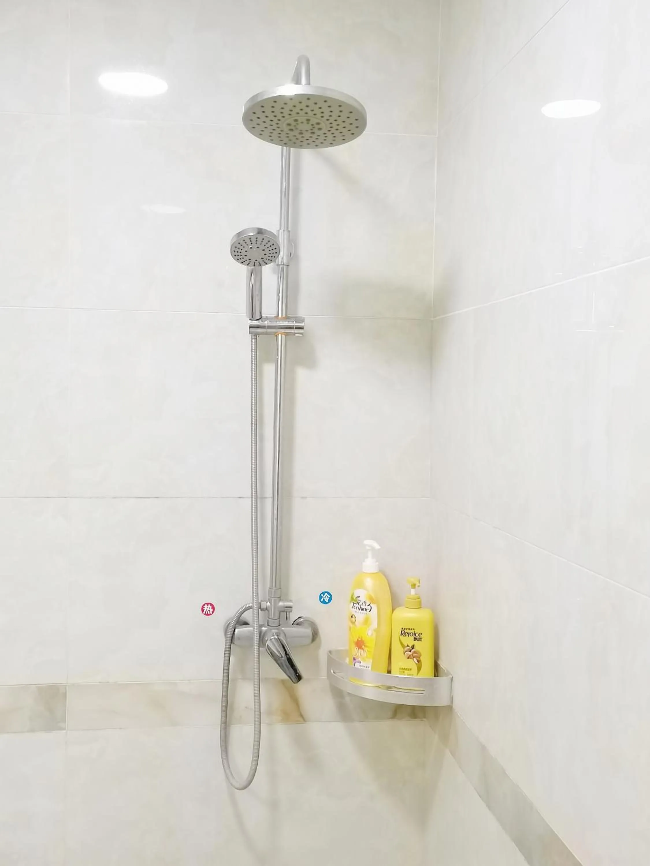 Shower in Emeishan Moon Bay Hotel