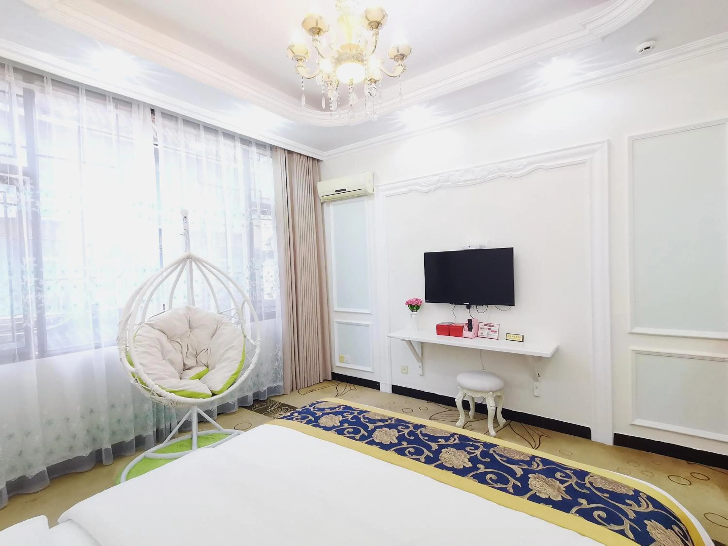 Bedroom, Bed in Emeishan Moon Bay Hotel