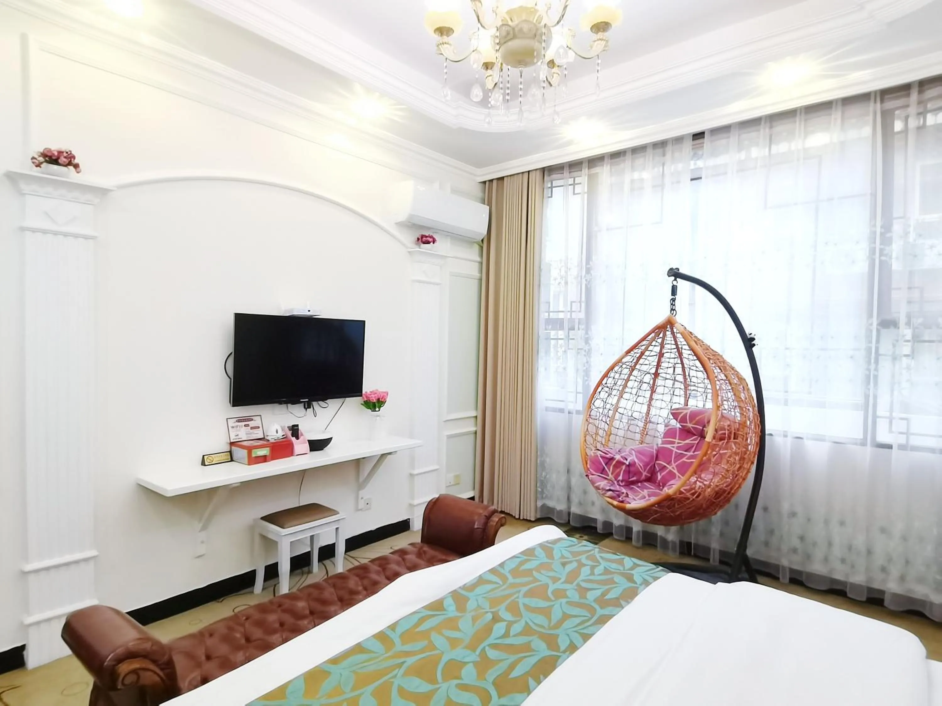 Bedroom, Bed in Emeishan Moon Bay Hotel