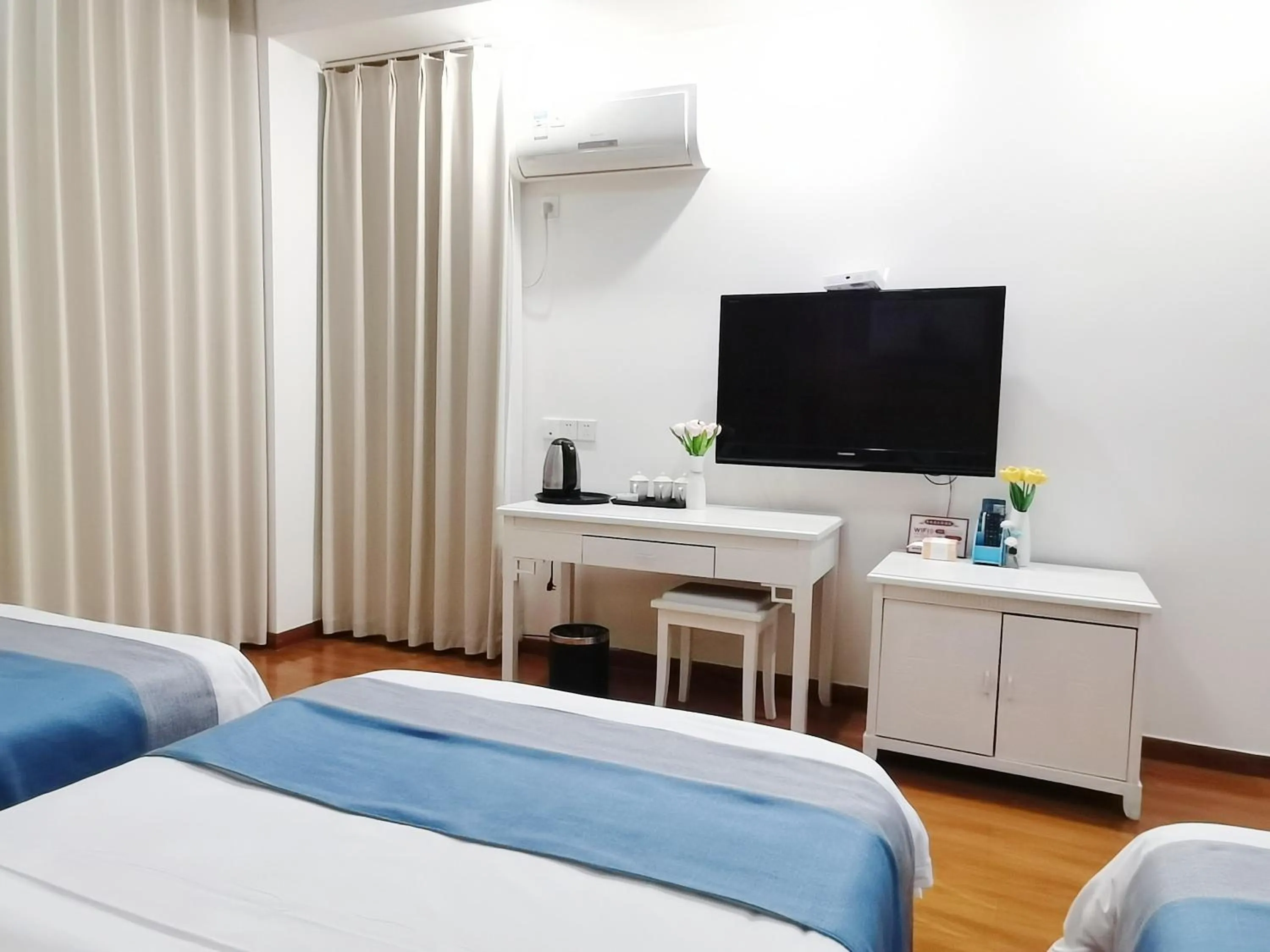 Bedroom, Bed in Emeishan Moon Bay Hotel