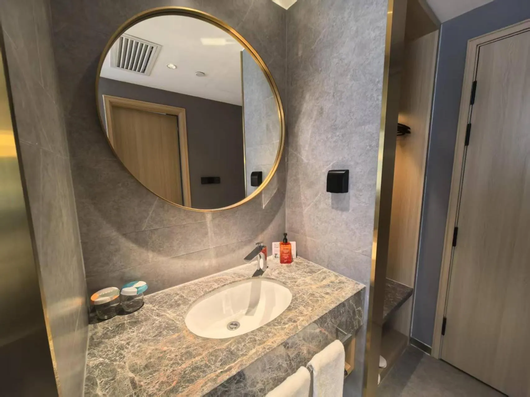 Bathroom in Orange Hotel Beijing South Railway Station South Square