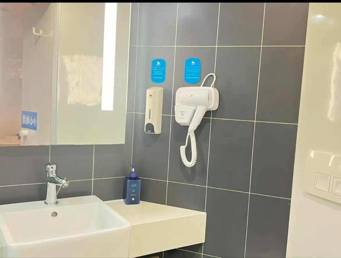 Shower in Hanting Hotel Beijing Dongsi Subway Station