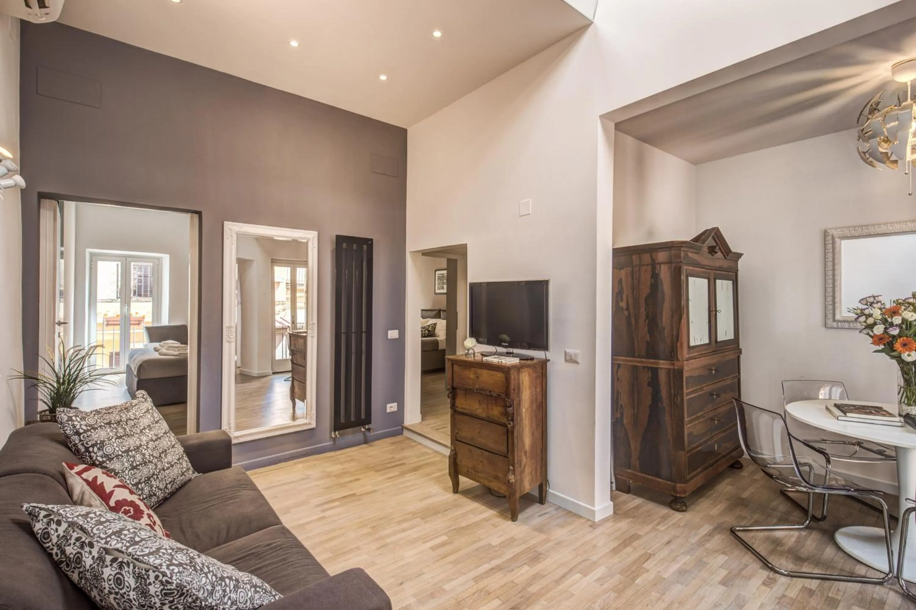 Communal lounge/ TV room in Orange Suites